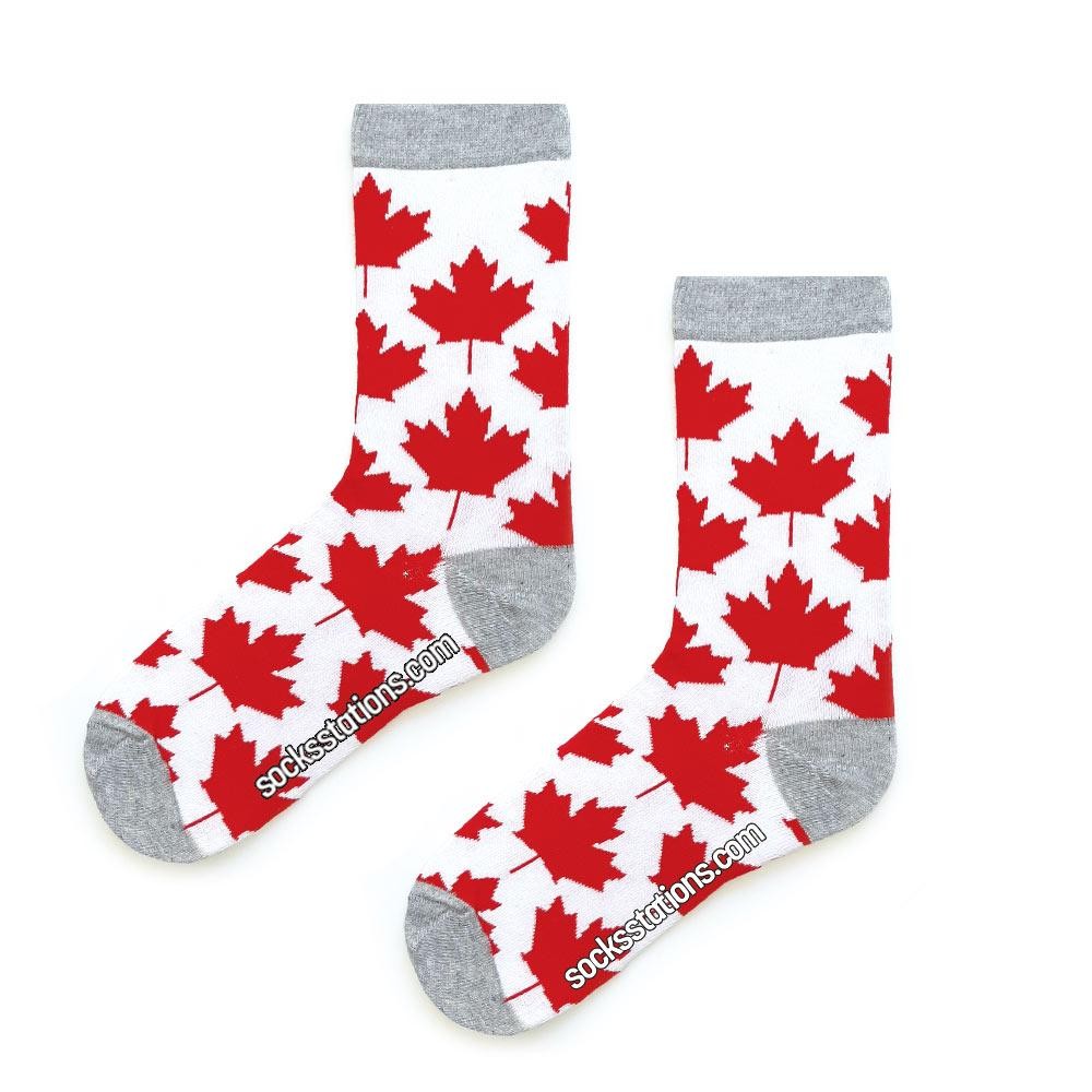 3. Kanada Çorap Renkli desenlerinden oluşan siyah çoraplar, yüksek topukludur. Bira desenli uzun spor çorapları hem kendinize alabilir, hem de bira sever dostlarına hediye edebilirsiniz. Rahat bir kullanıma sahip olan bu çoraplar, spor ayakkabı, babet ayakkabı ve bot ile kombinlenebilir.  