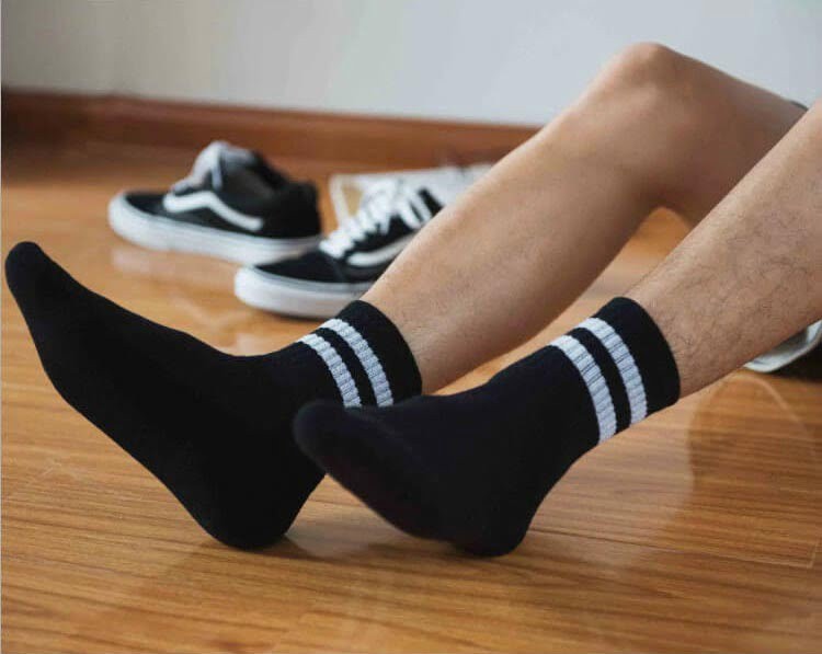 Beyaz Çizgili Desenli Siyah Renkli Kısa Çorap