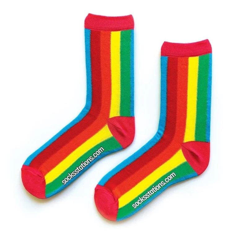 3. Rengarenk Dik Çizgili Çorap - Mavi, kırmızı, turuncu, sarı ve yeşil renklerinden olan dik çizgili çoraplar, yüksek oranda pamuk içerir. Esnekliği ile rahat hareket etmenizi sağlayan bu çoraplar, özellikle şort ve eteklerin altında sık sık kullanılır. Enejisini ve renkli kişiliğini kombinlerine yansıtmak isteyenler için ideal bir üründür.  