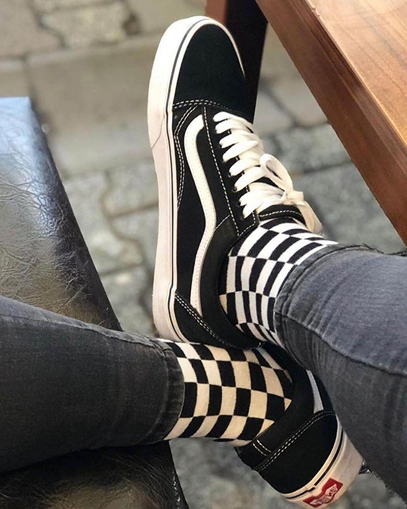 Derbili Damalı Desenli Siyah Beyaz Renkli Çorap