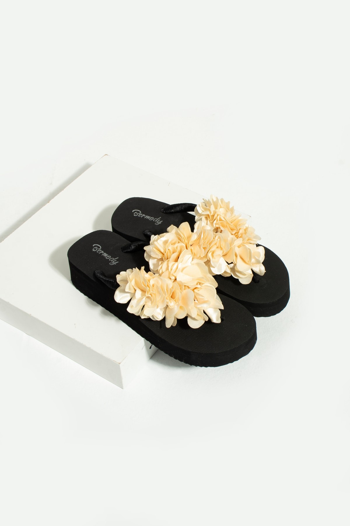 Mia Platform Çiçekli Parmak Arası Acıtmaz Plaj Terliği Flip Flops - krem