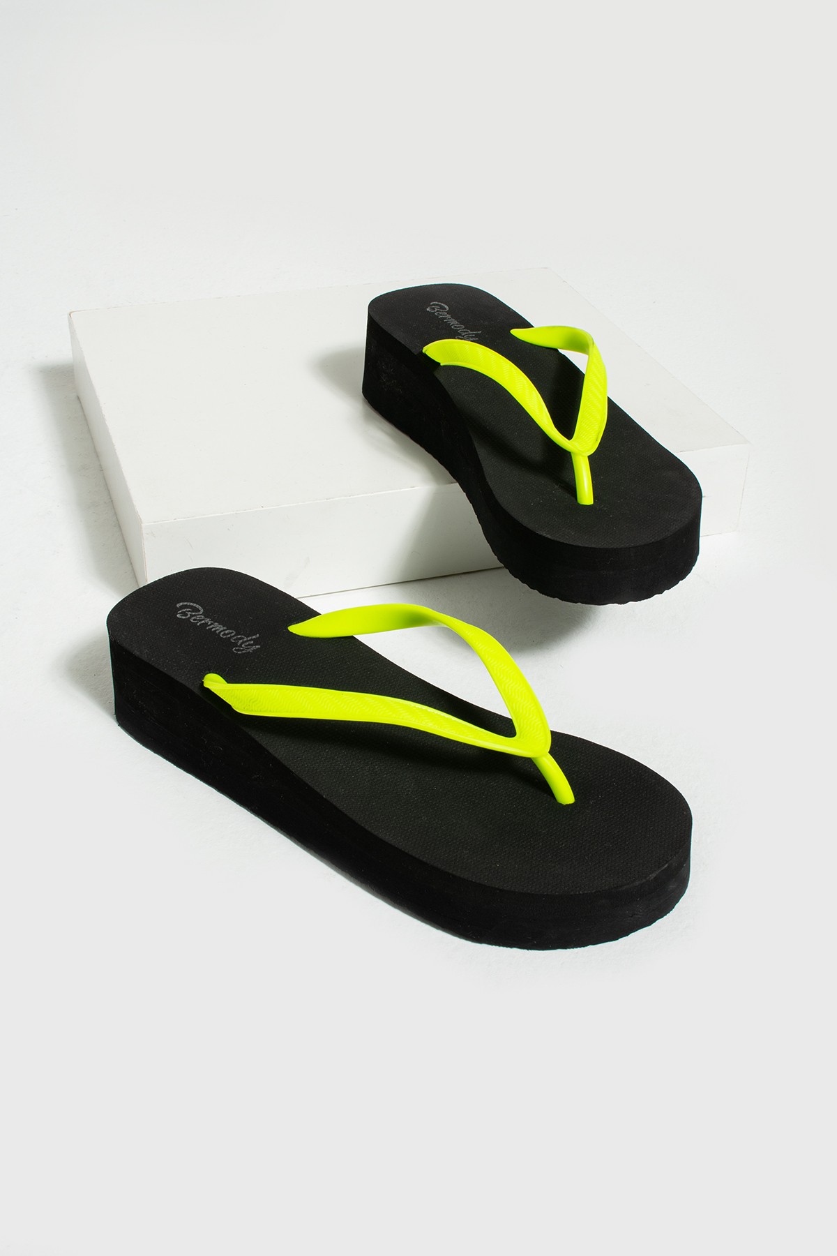 Pamela Platform Parmak Arası Pvc Acıtmaz Plaj Terliği Flip Flops