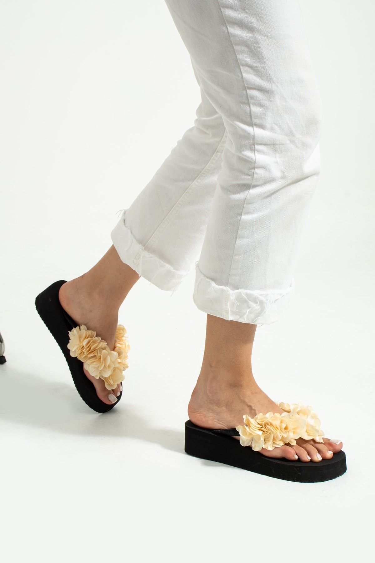 Mia Platform Çiçekli Parmak Arası Acıtmaz Plaj Terliği Flip Flops - krem