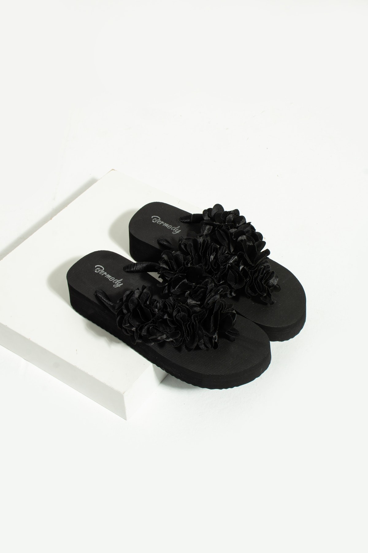 Mia Platform Çiçekli Parmak Arası Acıtmaz Plaj Terliği Flip Flops - siyah