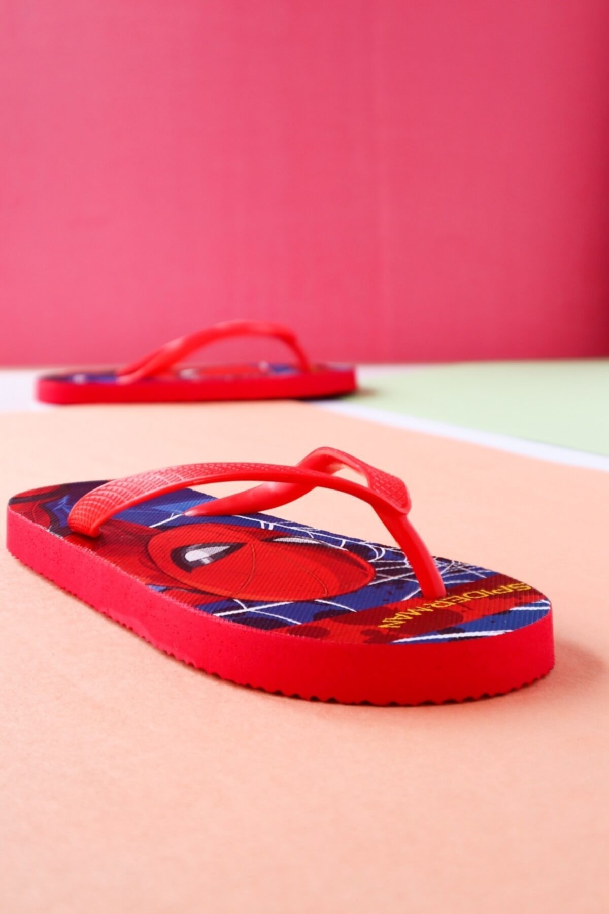 Çocuk Karakterli Kumaşlı Parmak Arası Acıtmaz Plaj Terliği Flipflops - kırmızı-baskılı