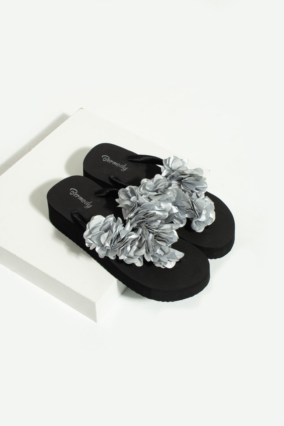 Mia Platform Çiçekli Parmak Arası Acıtmaz Plaj Terliği Flip Flops - gri