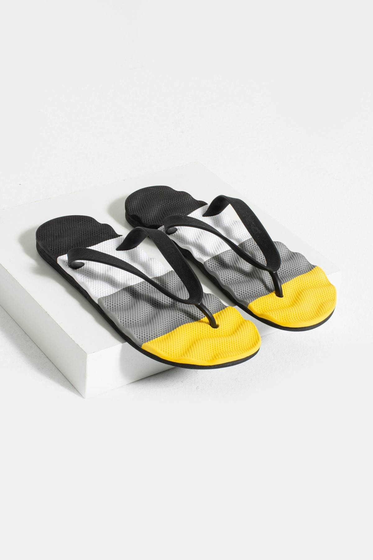 Erkek Rahat Dalgalı Parmak Arası Basic Plaj Terliği Flip Flops - siyah sarı