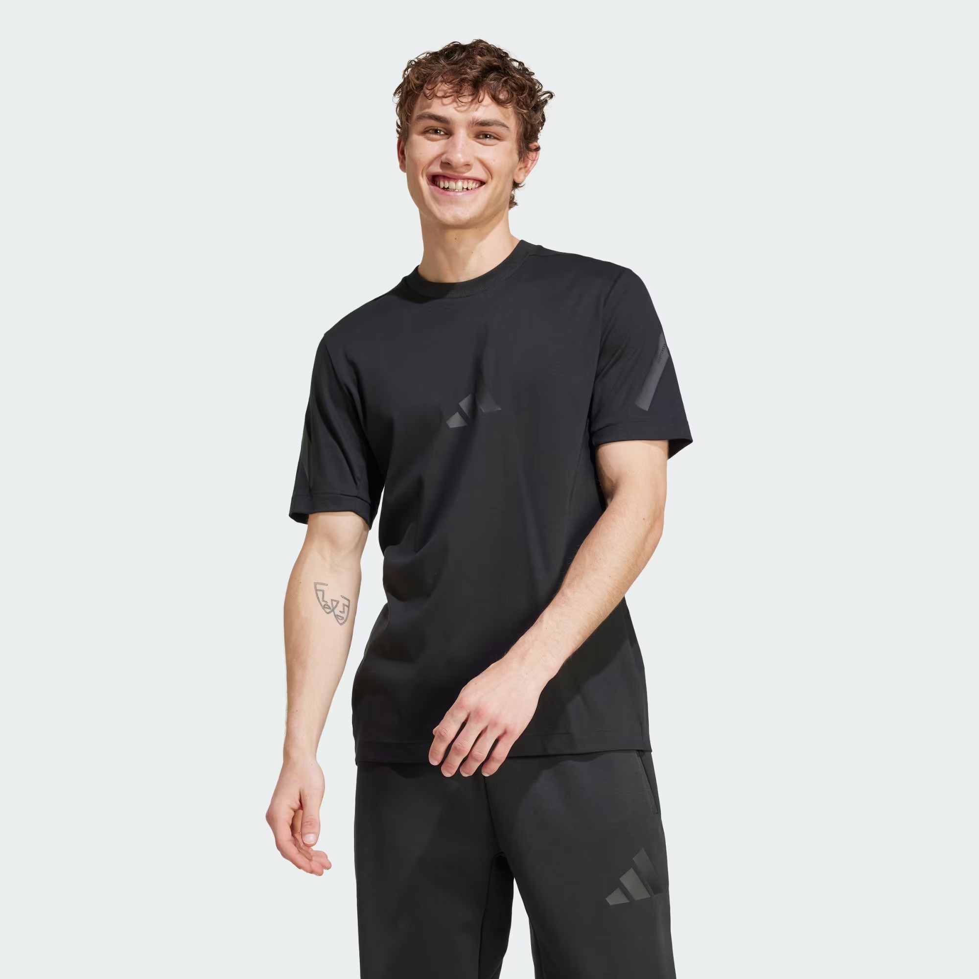 Yeni Adidas Siyah Tişörtlü Takım
