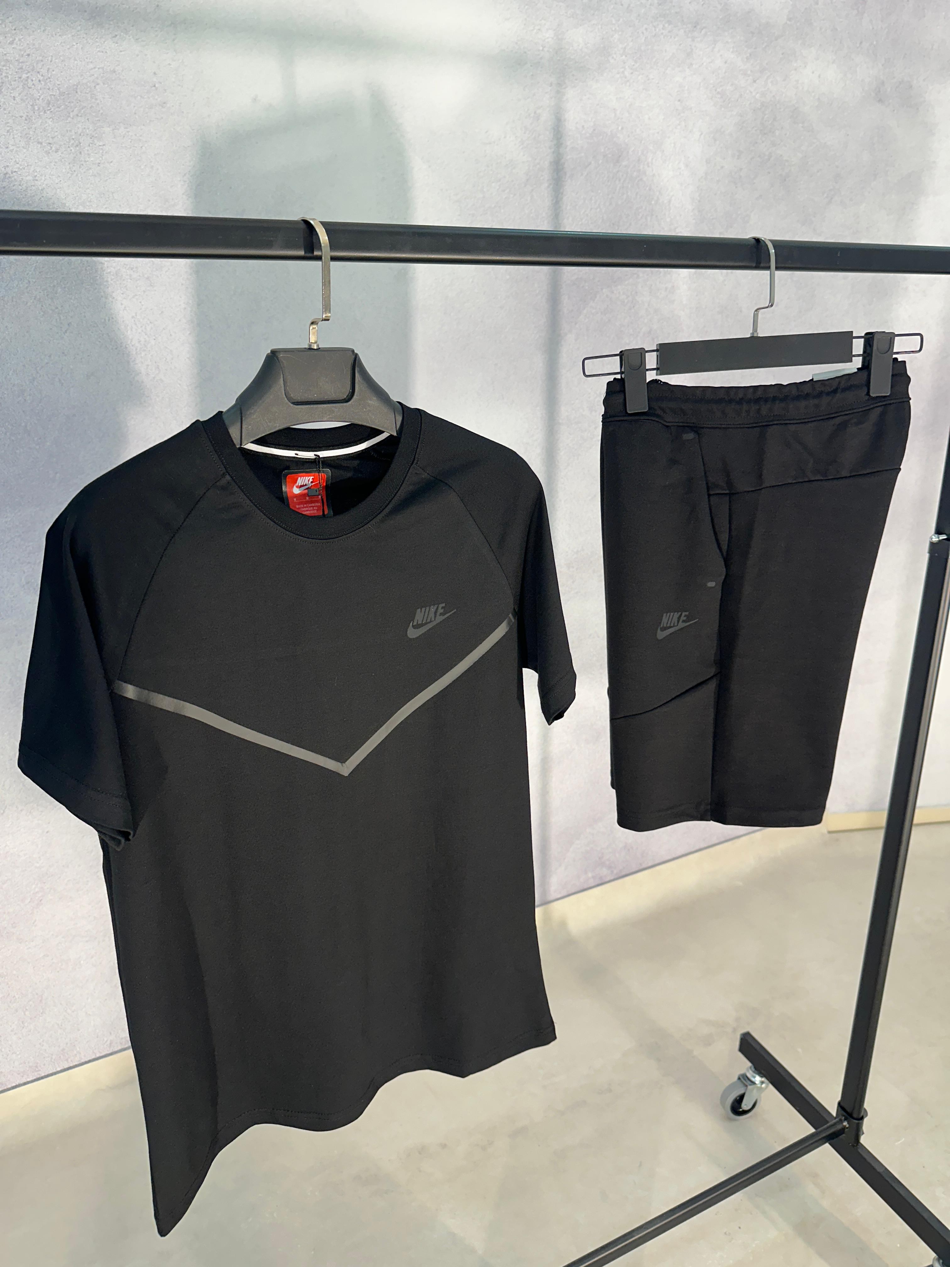 Tech Fleece Siyah Şortlu Takımı
