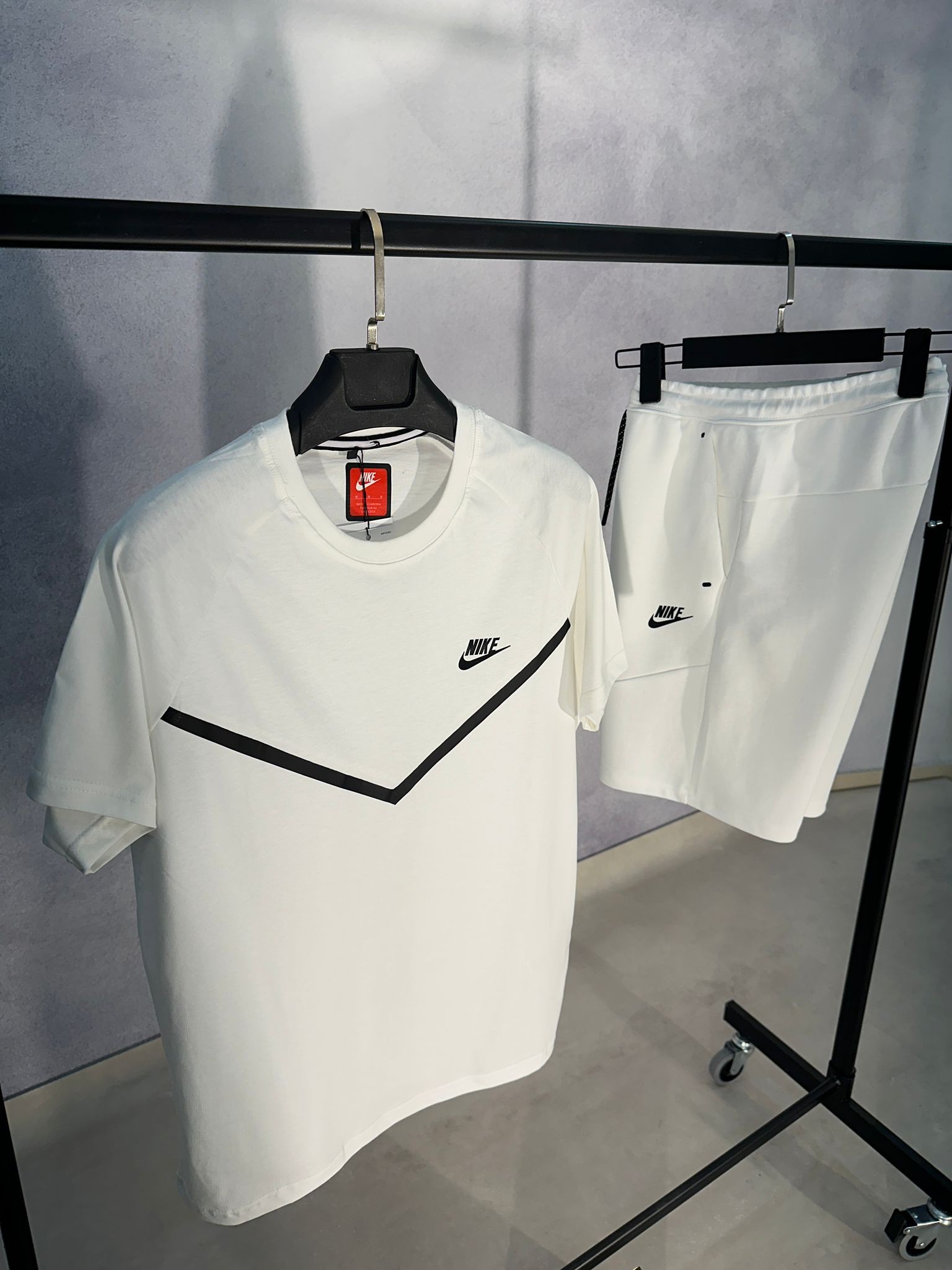 Tech Fleece Beyaz Şortlu Takımı