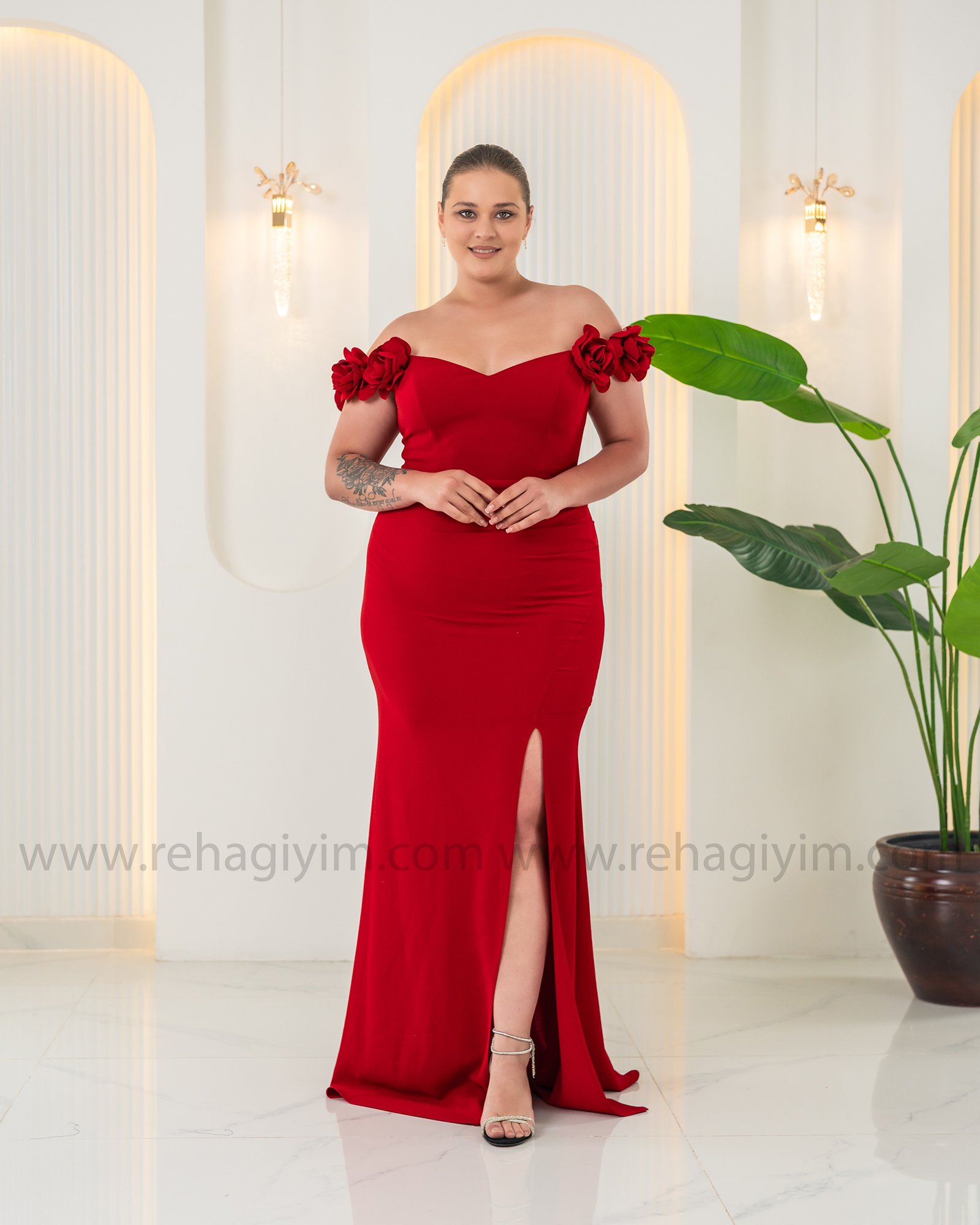 Kolları Gül Detaylı Yırtmaçlı Krep Elbise - Kırmızı