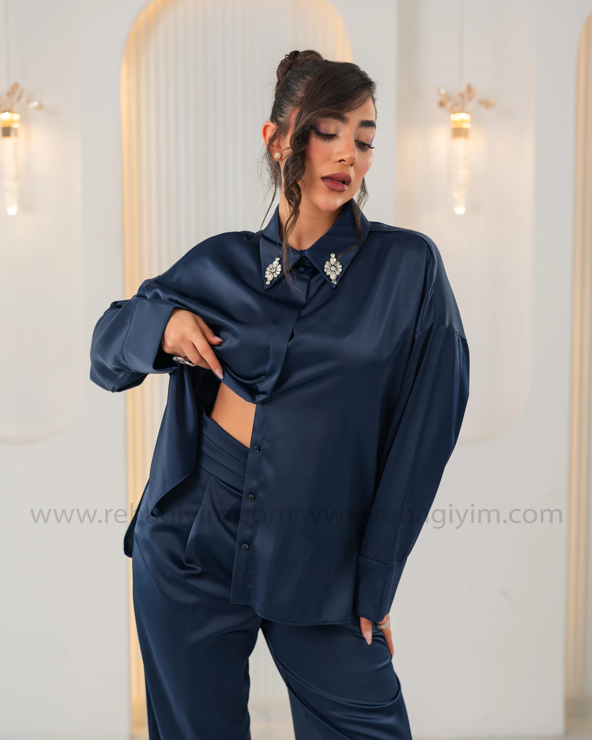 Yakası Taş Detaylı Saten Gömlek - Lacivert