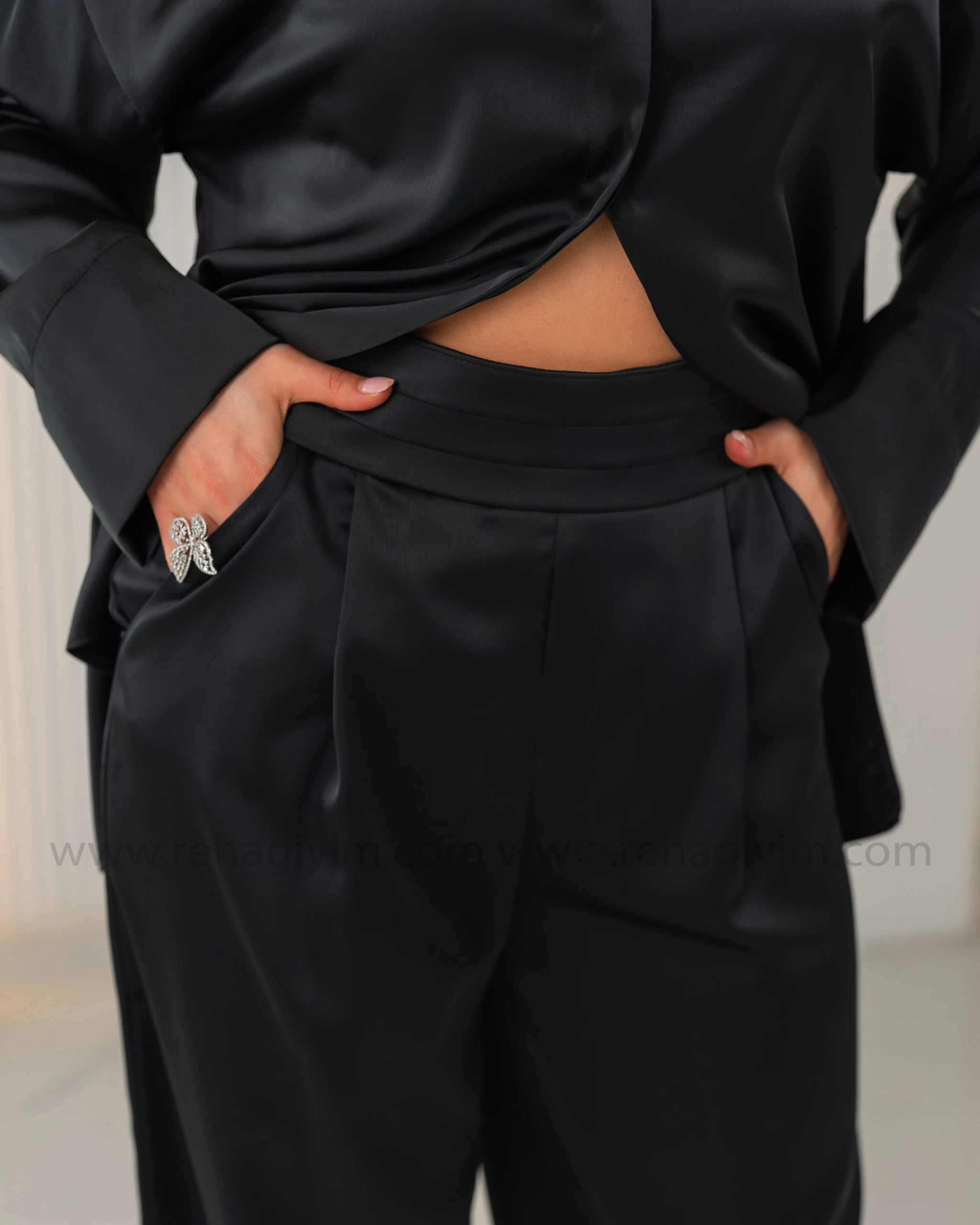 Yakası Taş Detaylı Saten Gömlek - Siyah