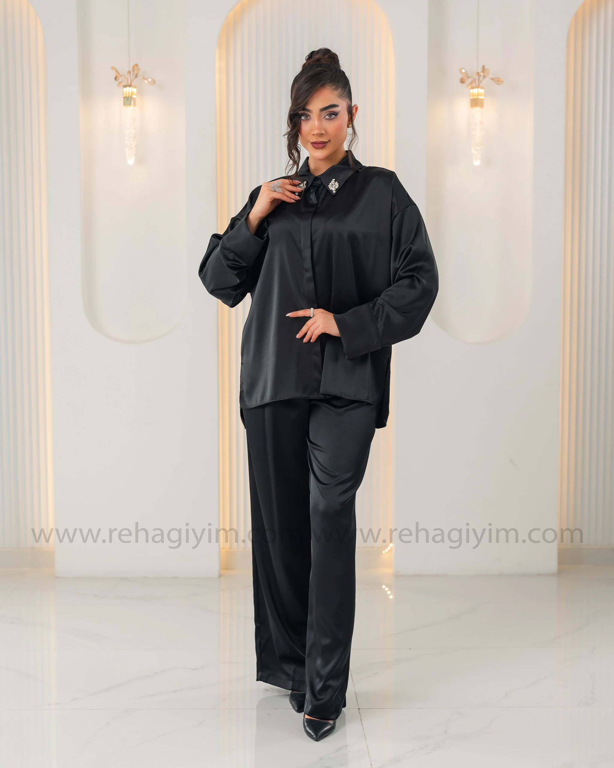 Yakası Taş Detaylı Saten Gömlek - Siyah