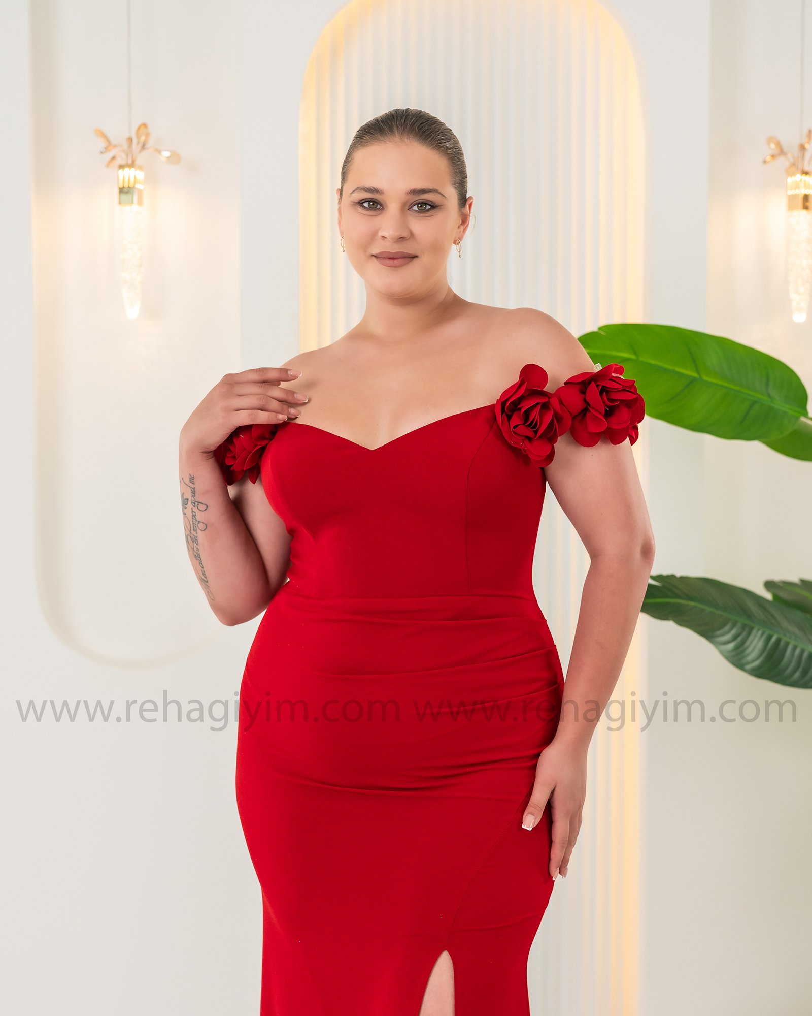 Kolları Gül Detaylı Yırtmaçlı Krep Elbise - Kırmızı