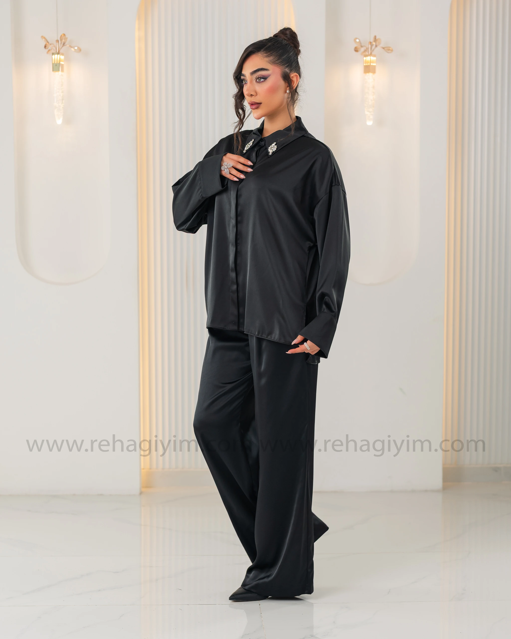 Yakası Taş Detaylı Saten Gömlek - Siyah