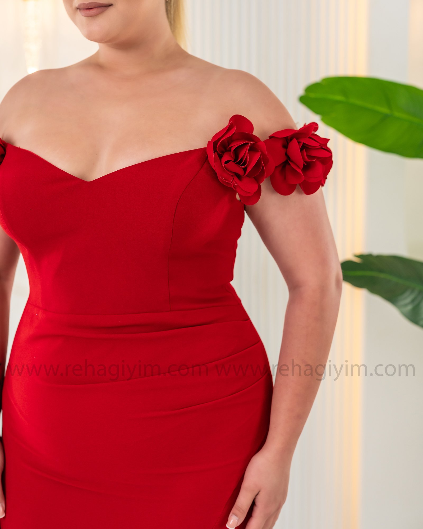 Kolları Gül Detaylı Yırtmaçlı Krep Elbise - Kırmızı