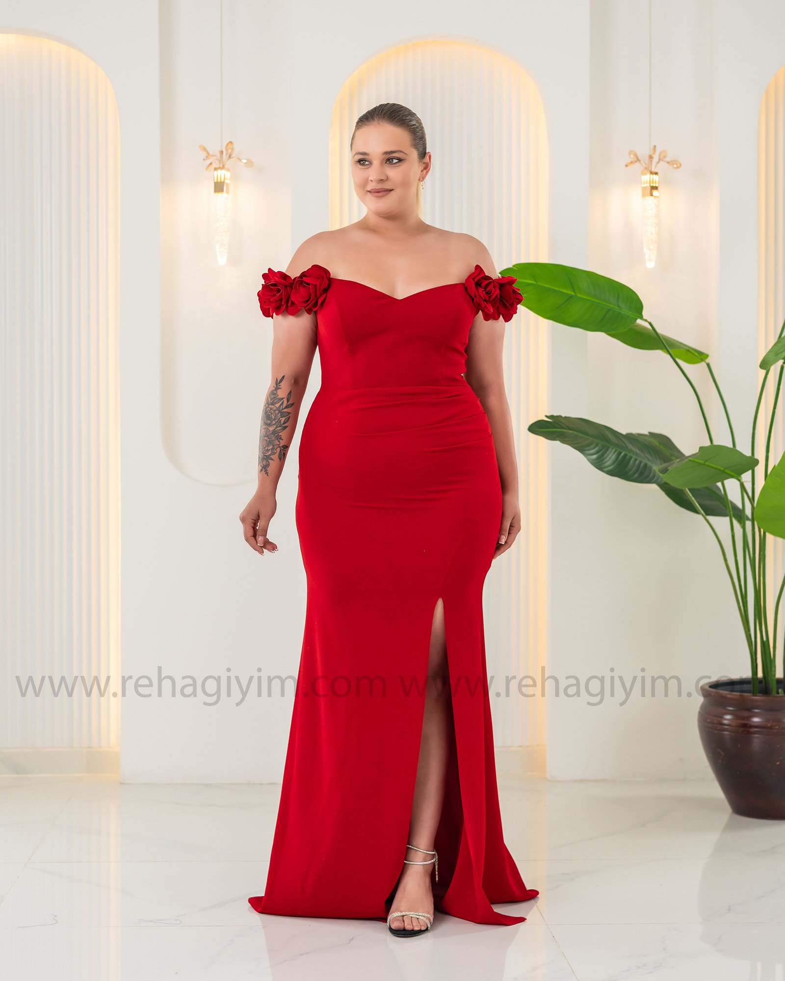 Kolları Gül Detaylı Yırtmaçlı Krep Elbise - Kırmızı