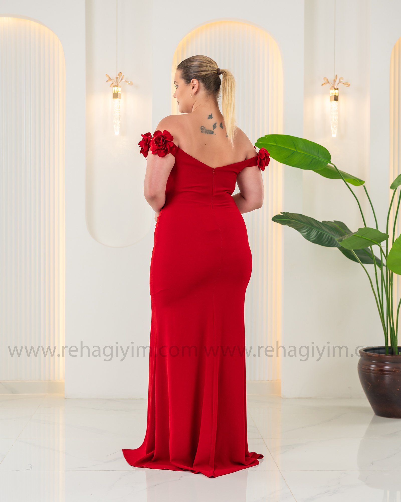 Kolları Gül Detaylı Yırtmaçlı Krep Elbise - Kırmızı