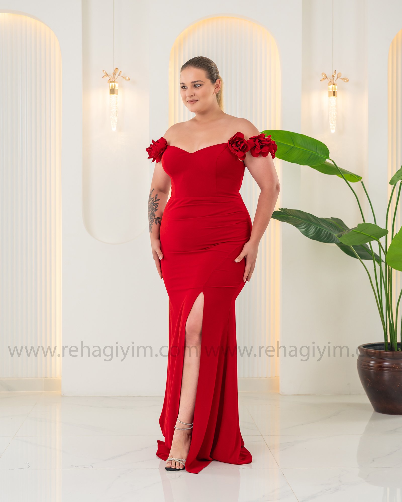 Kolları Gül Detaylı Yırtmaçlı Krep Elbise - Kırmızı