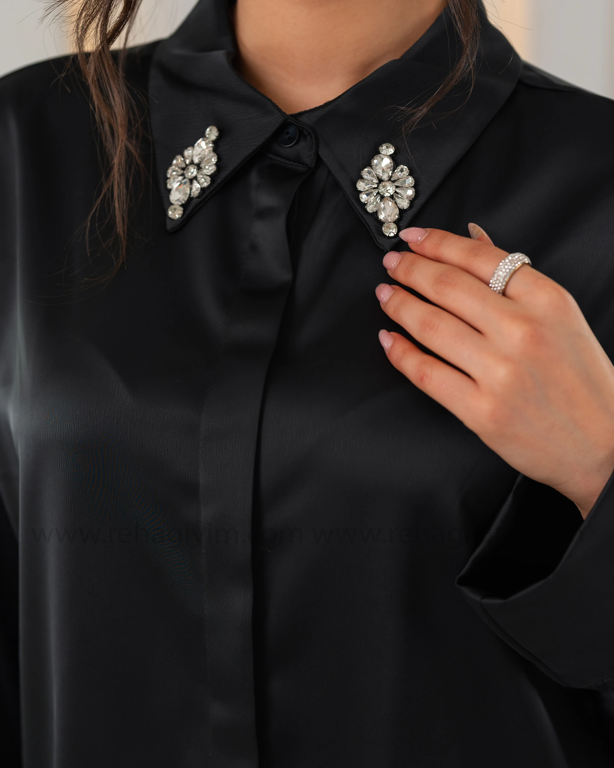 Yakası Taş Detaylı Saten Gömlek - Siyah