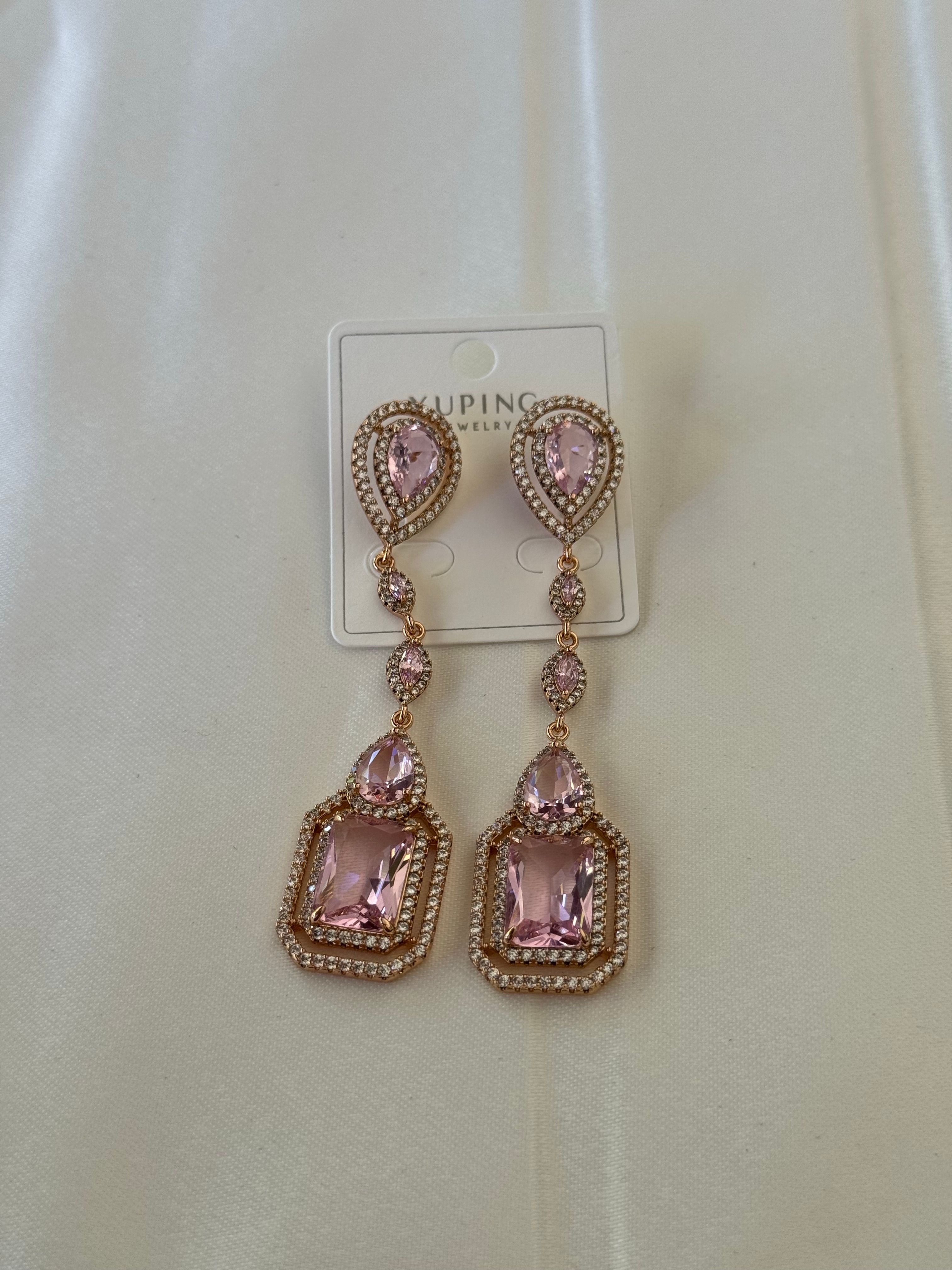 PEMBE TAŞLI SALLANTILI KÜPE