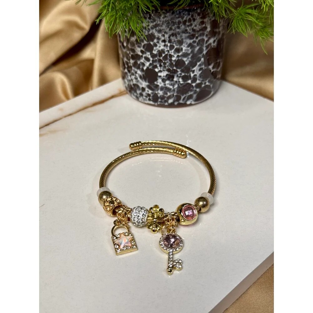 Charmlı Star Kilitli, Anahtarlı Gold Bileklik