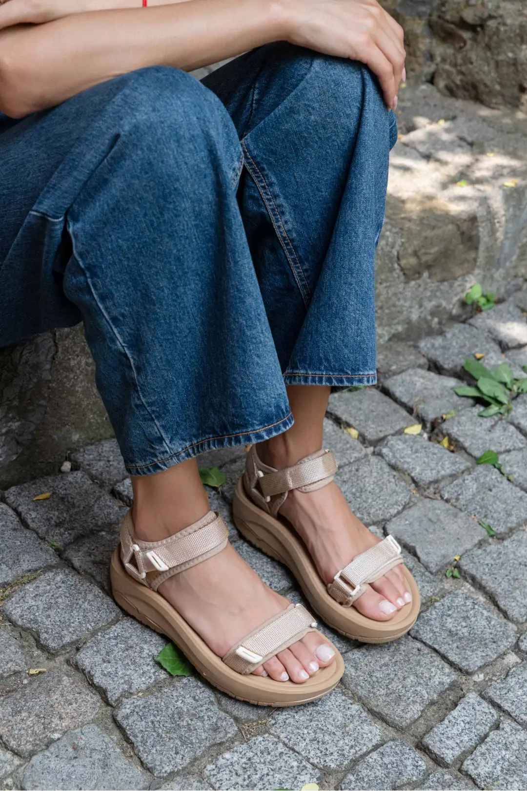 X-Step Koyu Bej Cırtlı Kalın Taban Kadın Sandalet