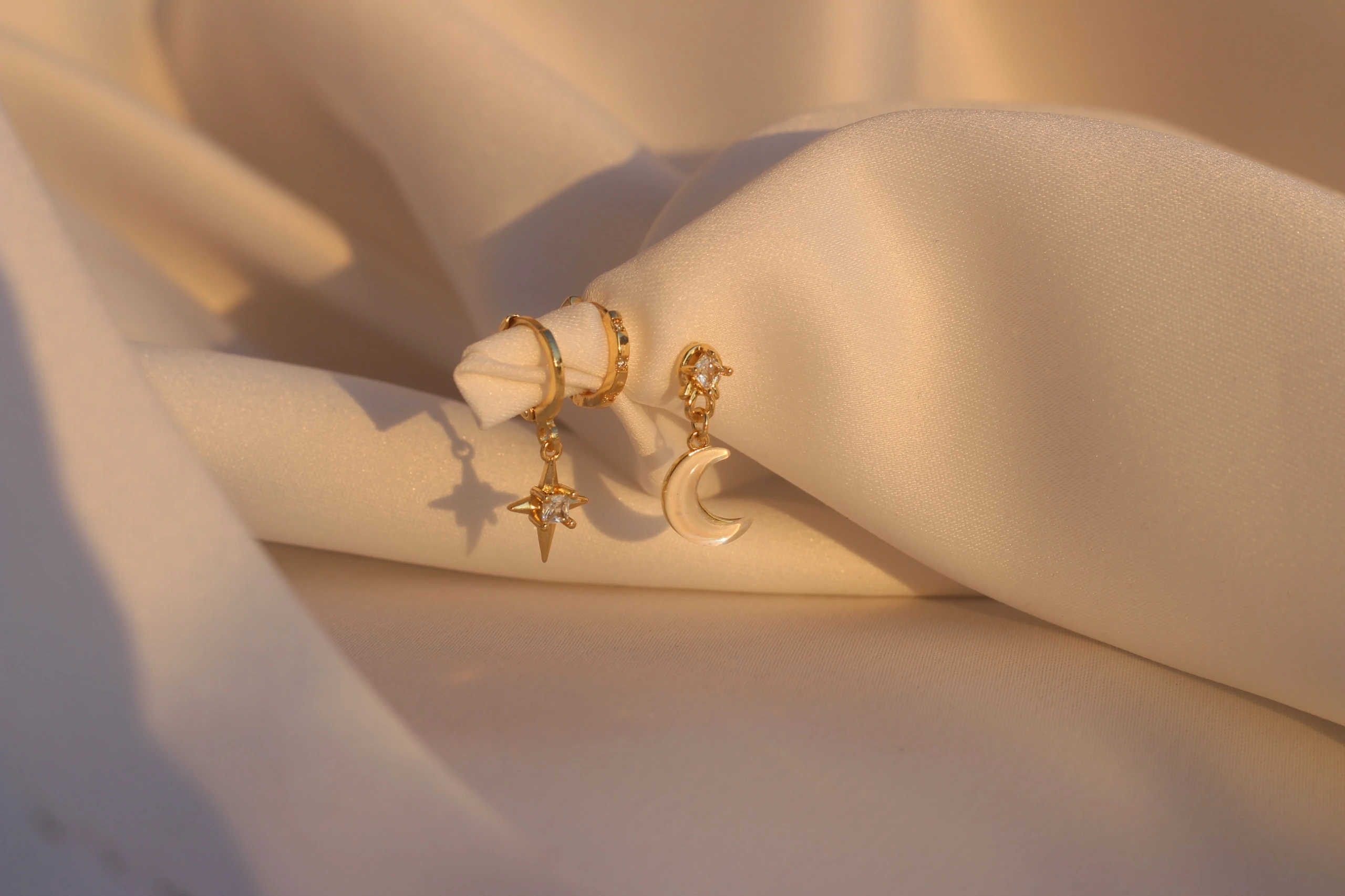 Ay ve Yıldız Asimetrik Küpe Seti - Gold