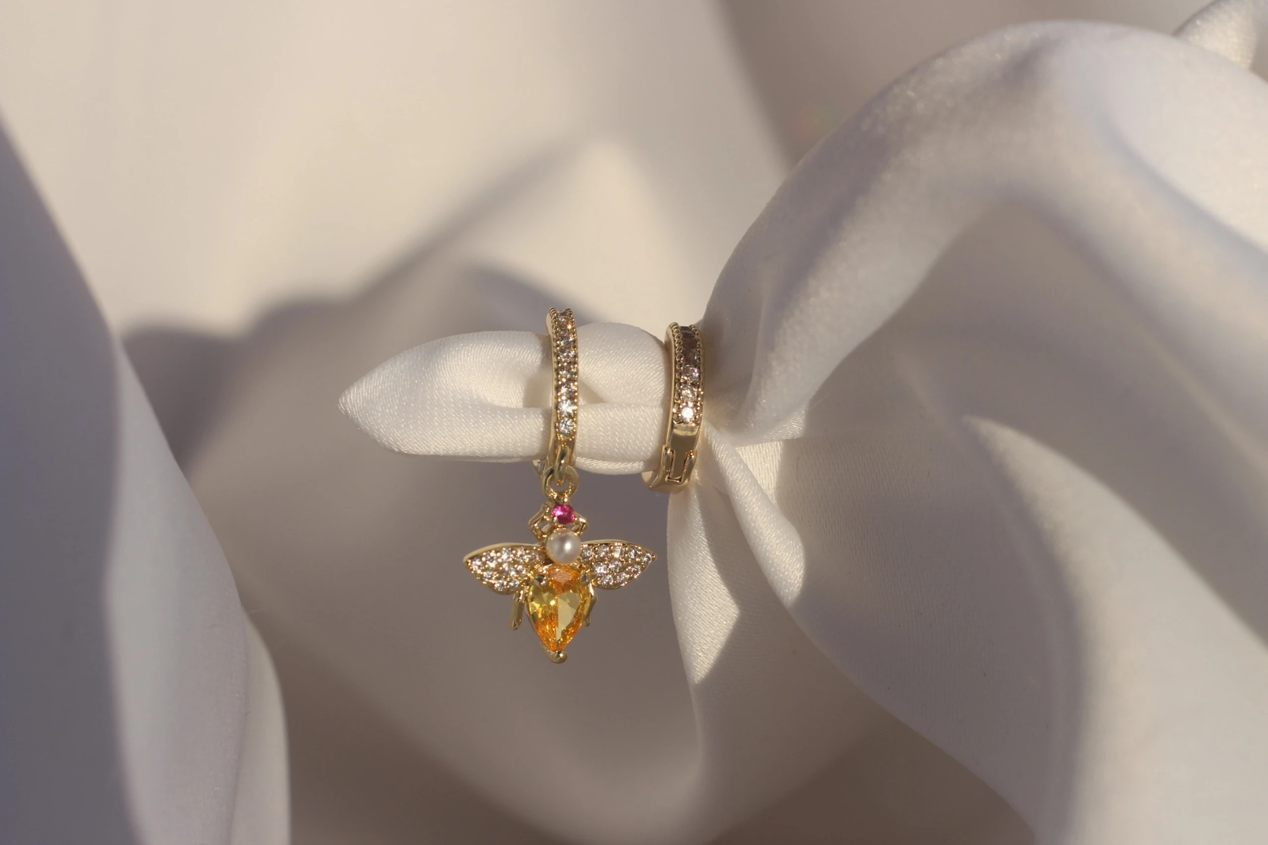 Işıltılı Arı Küpe