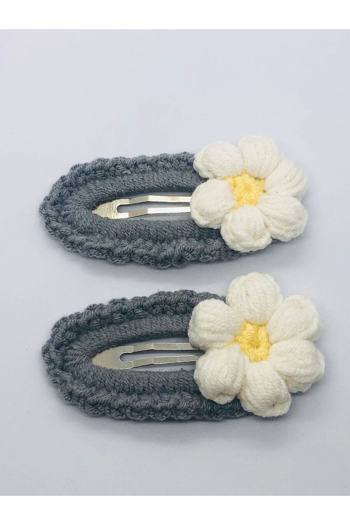 Gri çiçek motifli 2'li örgü çıtçıtlı saç tokası (5cm)