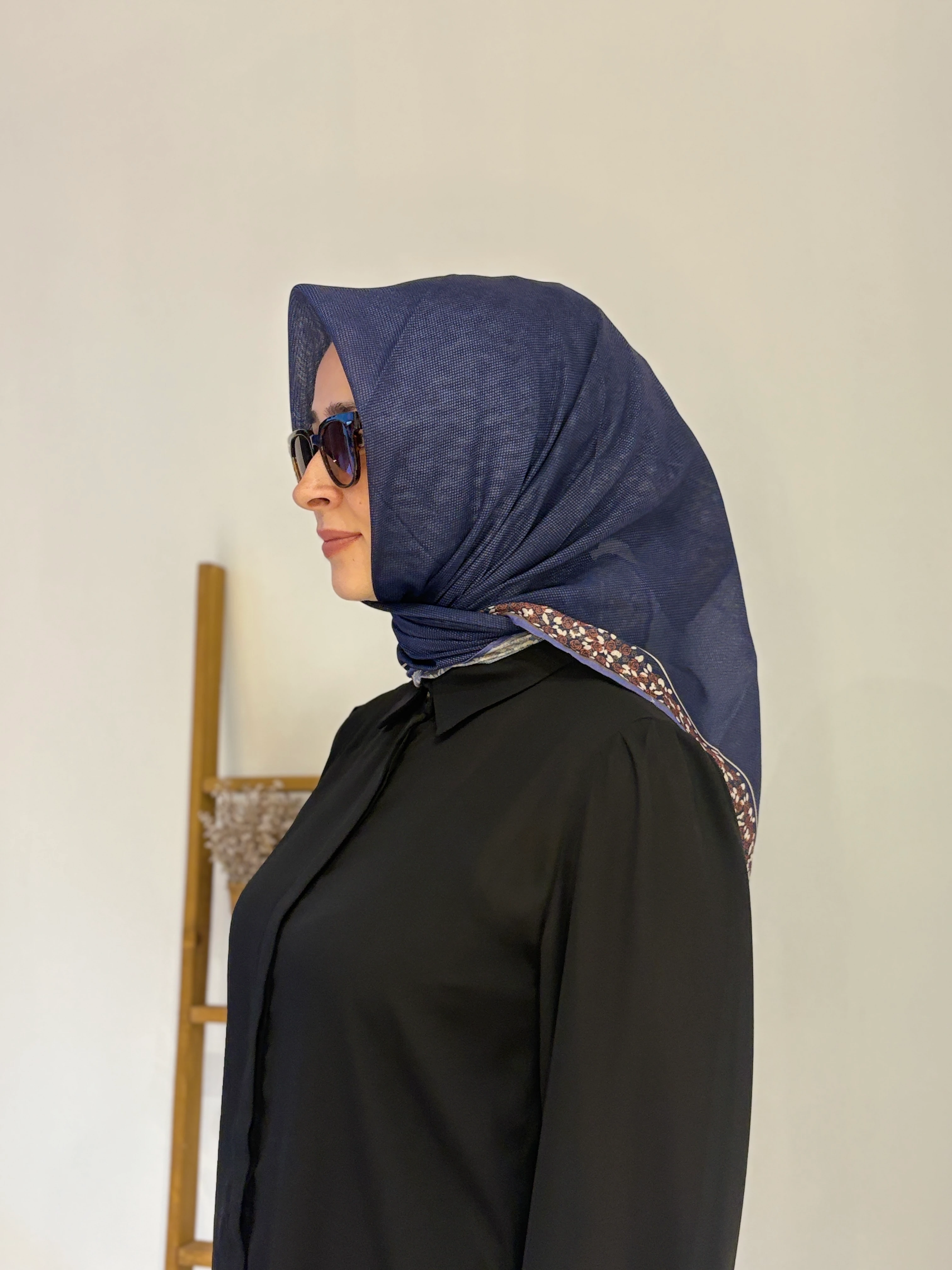 Locella Soft Eşarp - Lacivert-gül desen