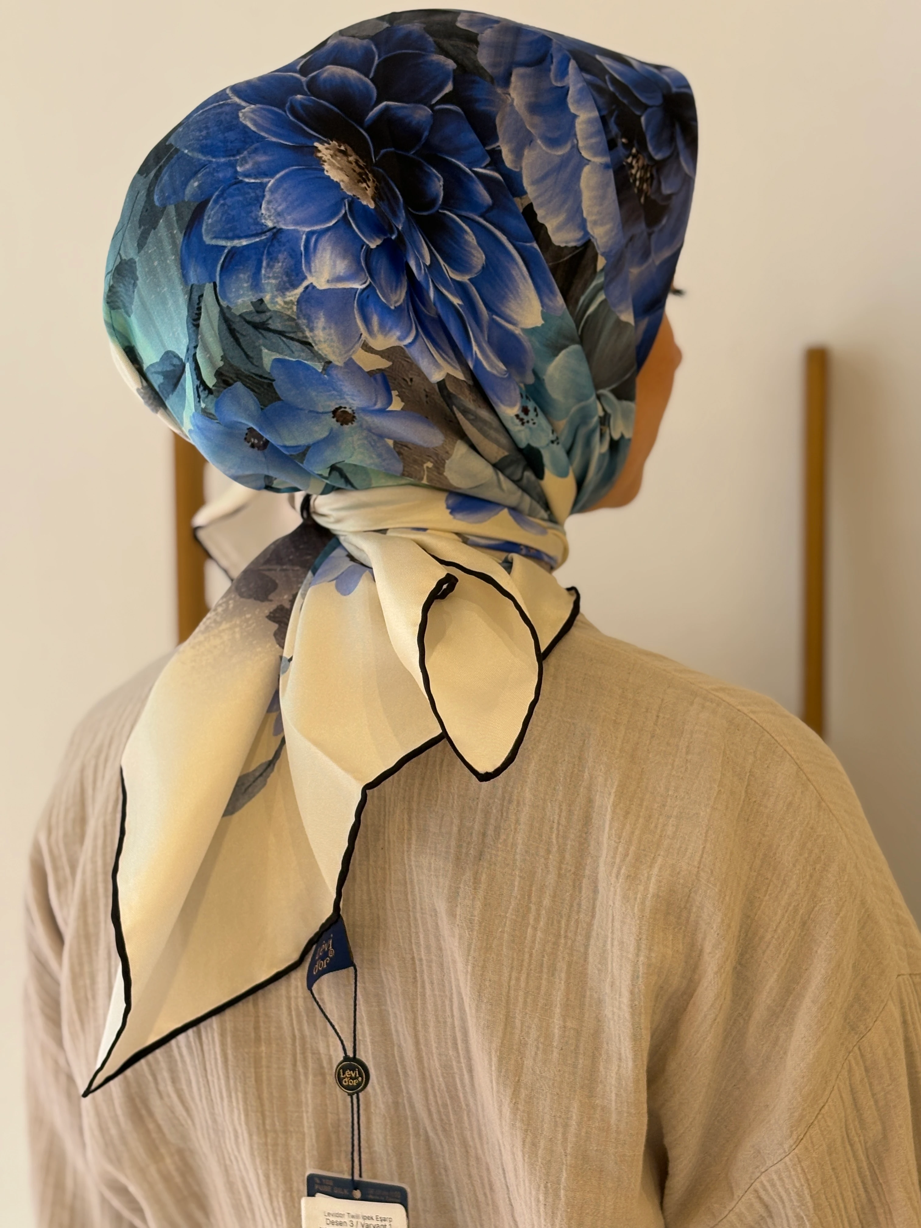 Levidor Twill İpek Eşarp - Ekru, Mavi Çiçekli