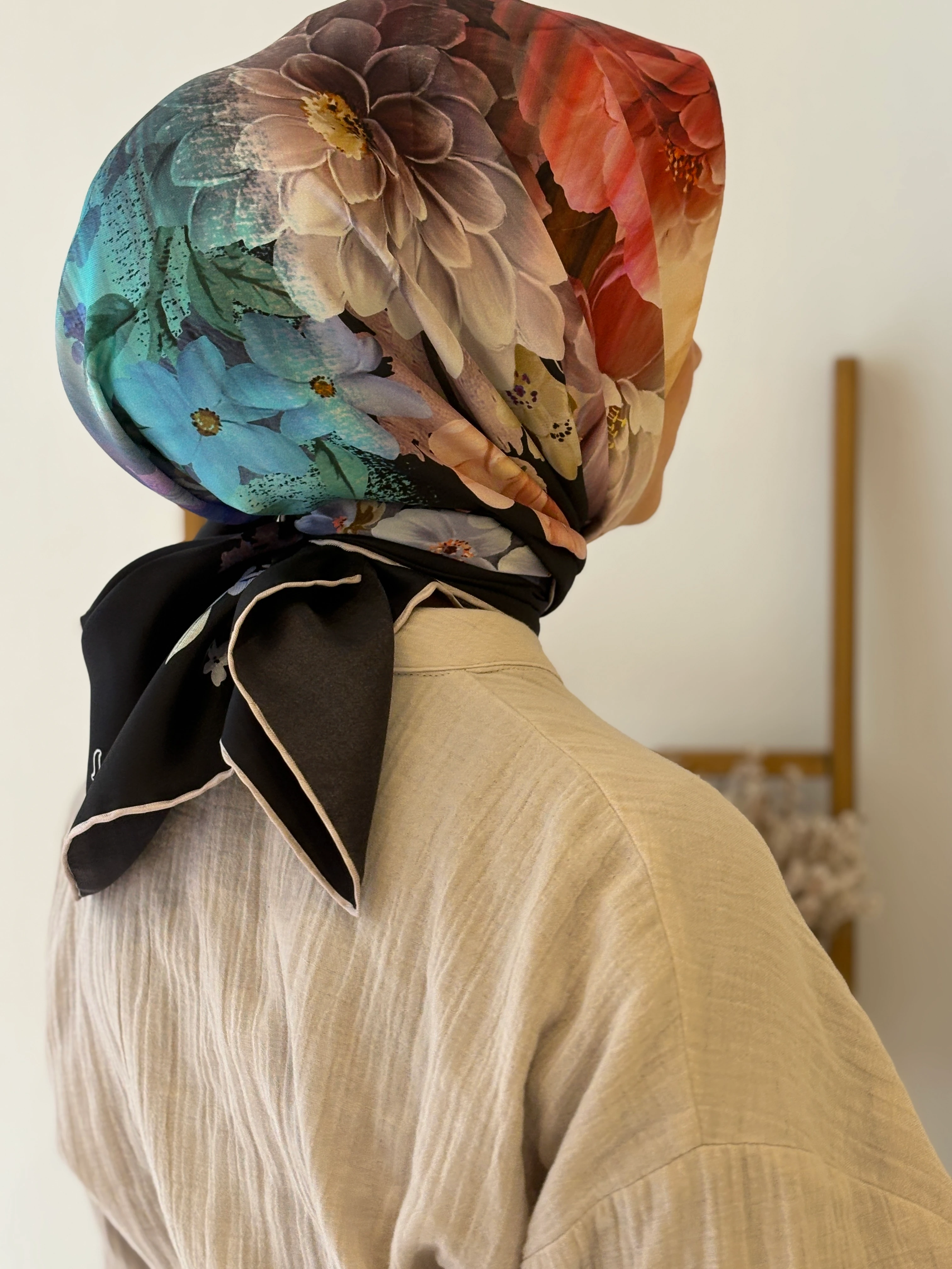 Levidor Twill İpek Eşarp - Siyah, Kırmızı Çiçekli