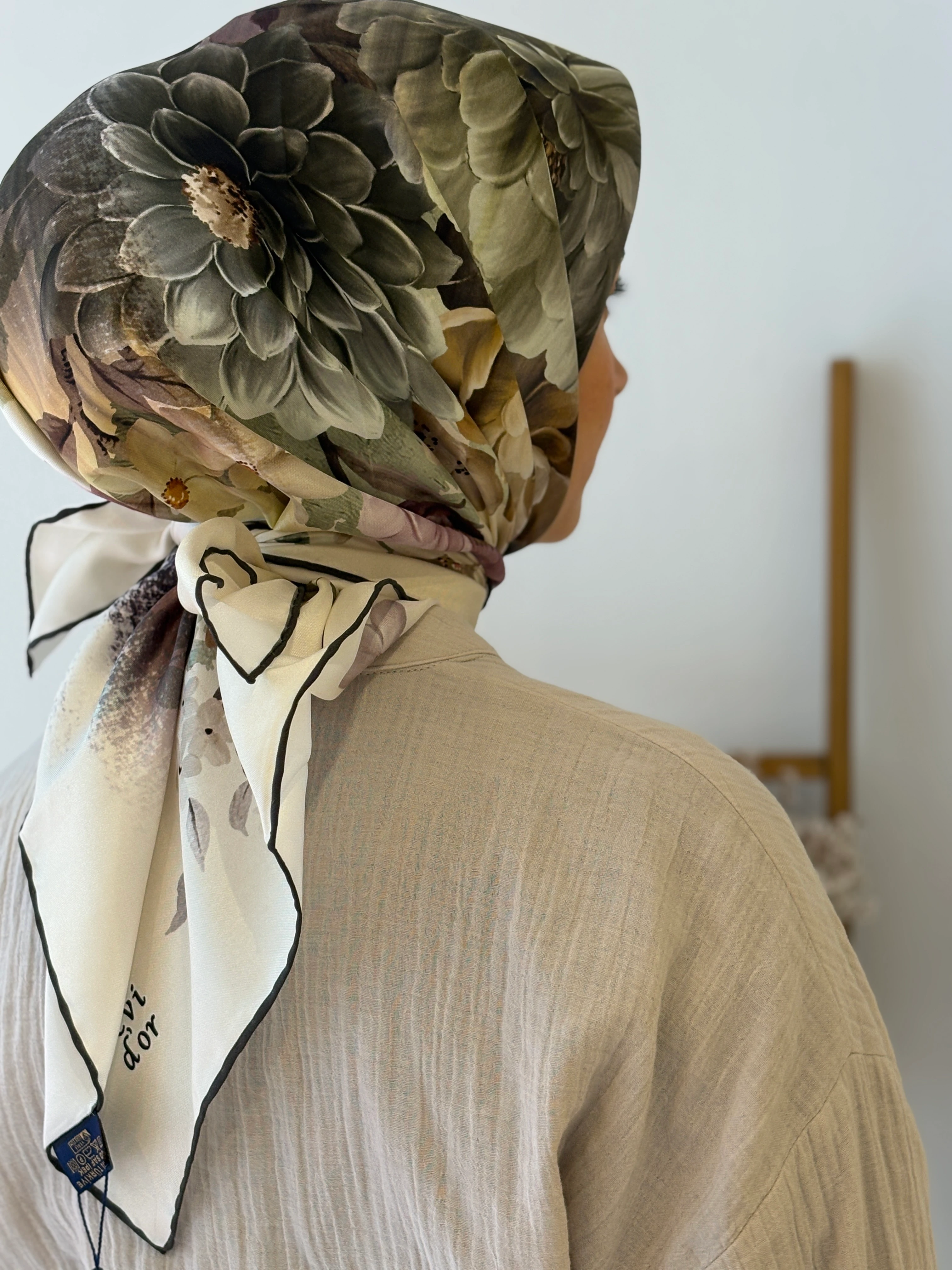 Levidor Twill İpek Eşarp - Ekru, yeşil Çiçekli