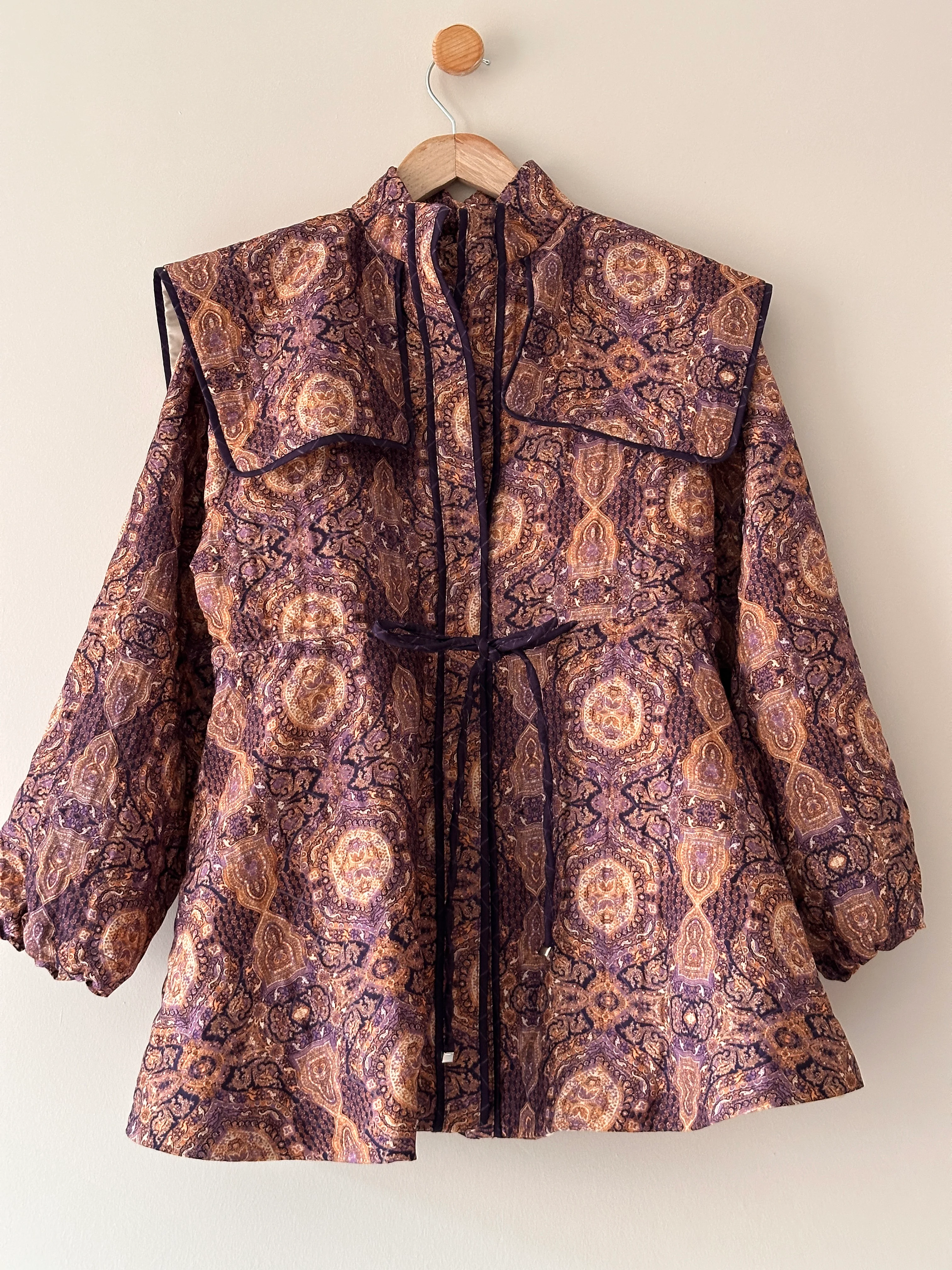 Pelerin Detaylı Beli Büzgülü Kapitone Ceket