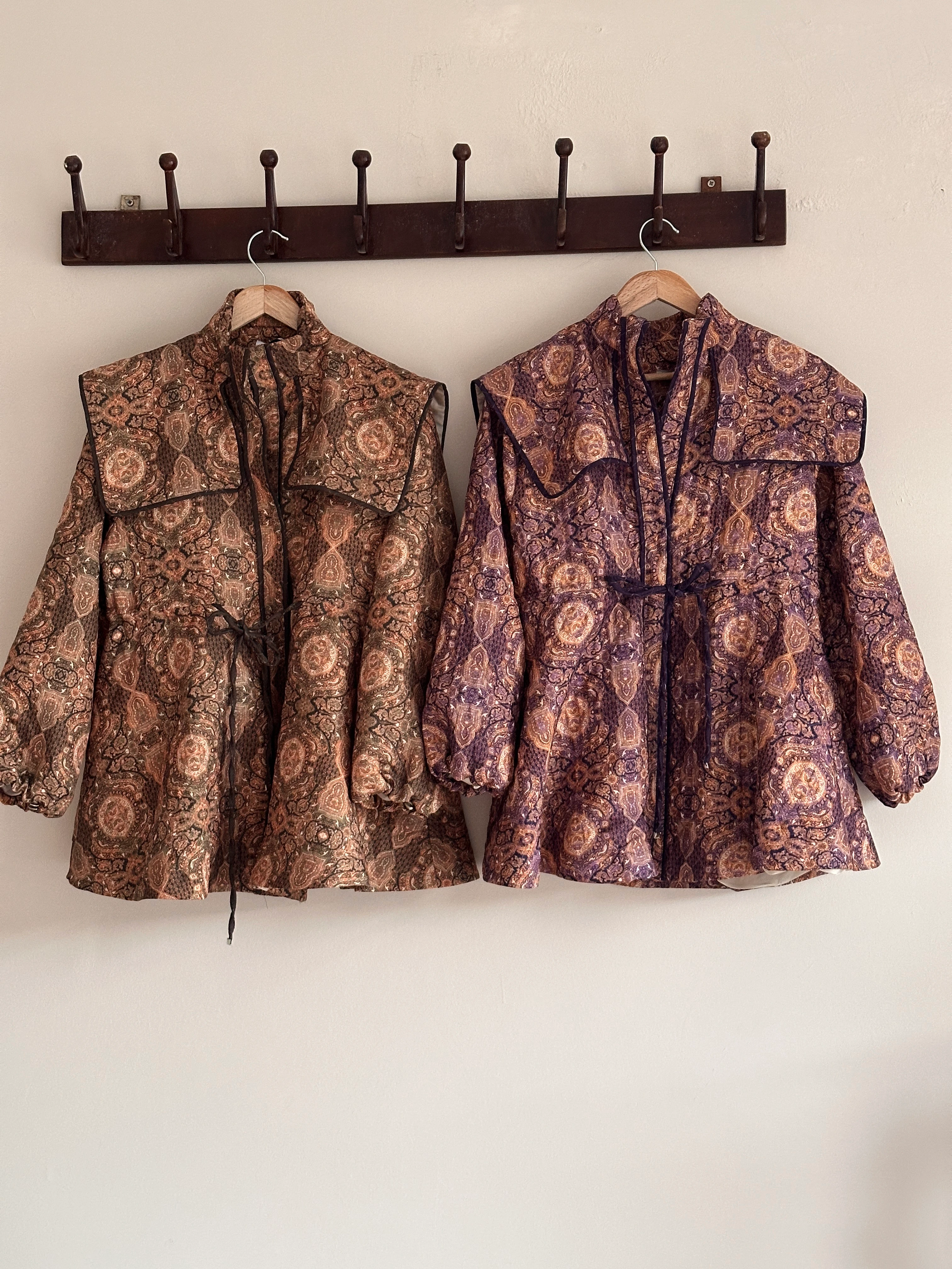 Pelerin Detaylı Beli Büzgülü Kapitone Ceket