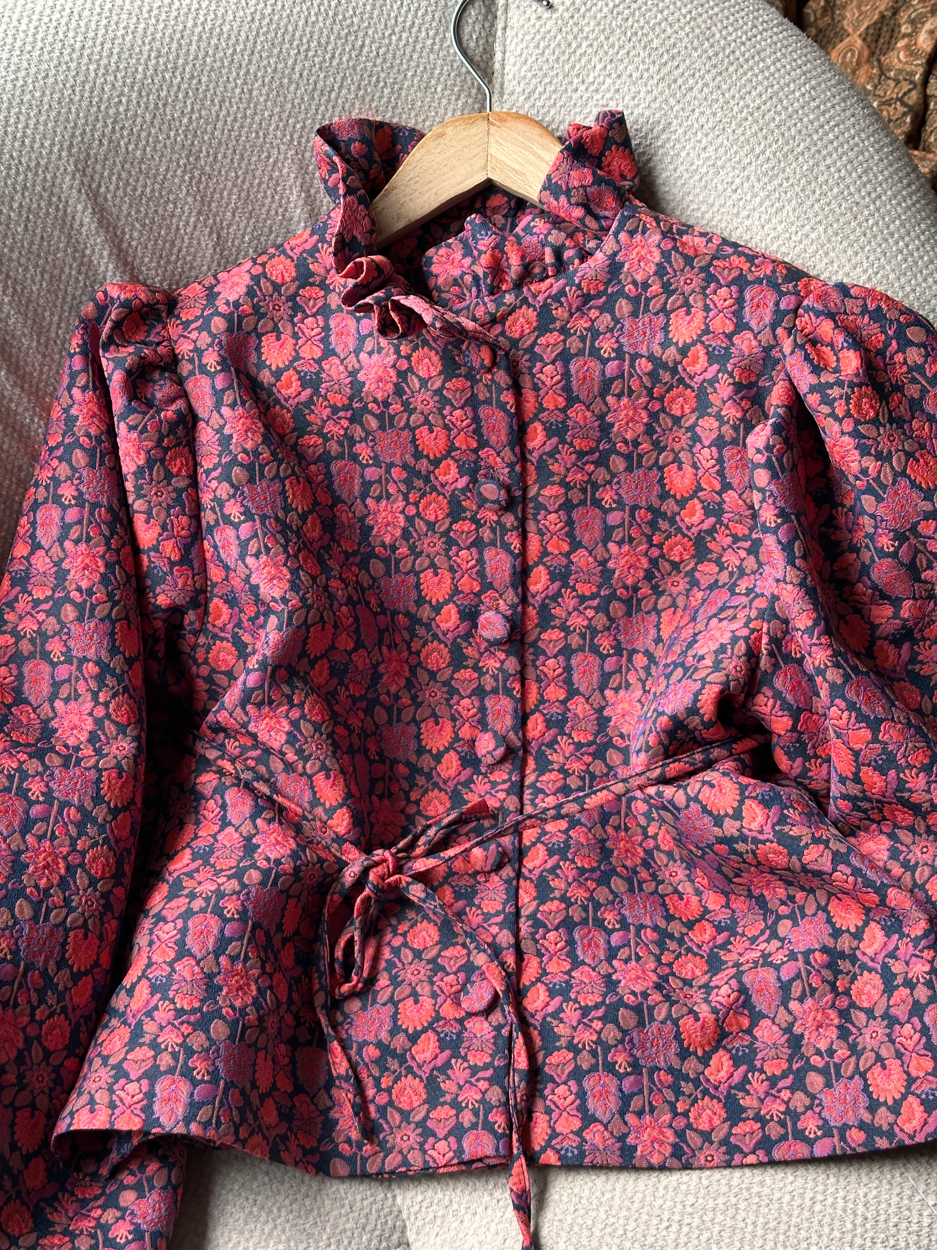 Fırfır Yakalı Çiçek Desenli Jakarlı Ceket