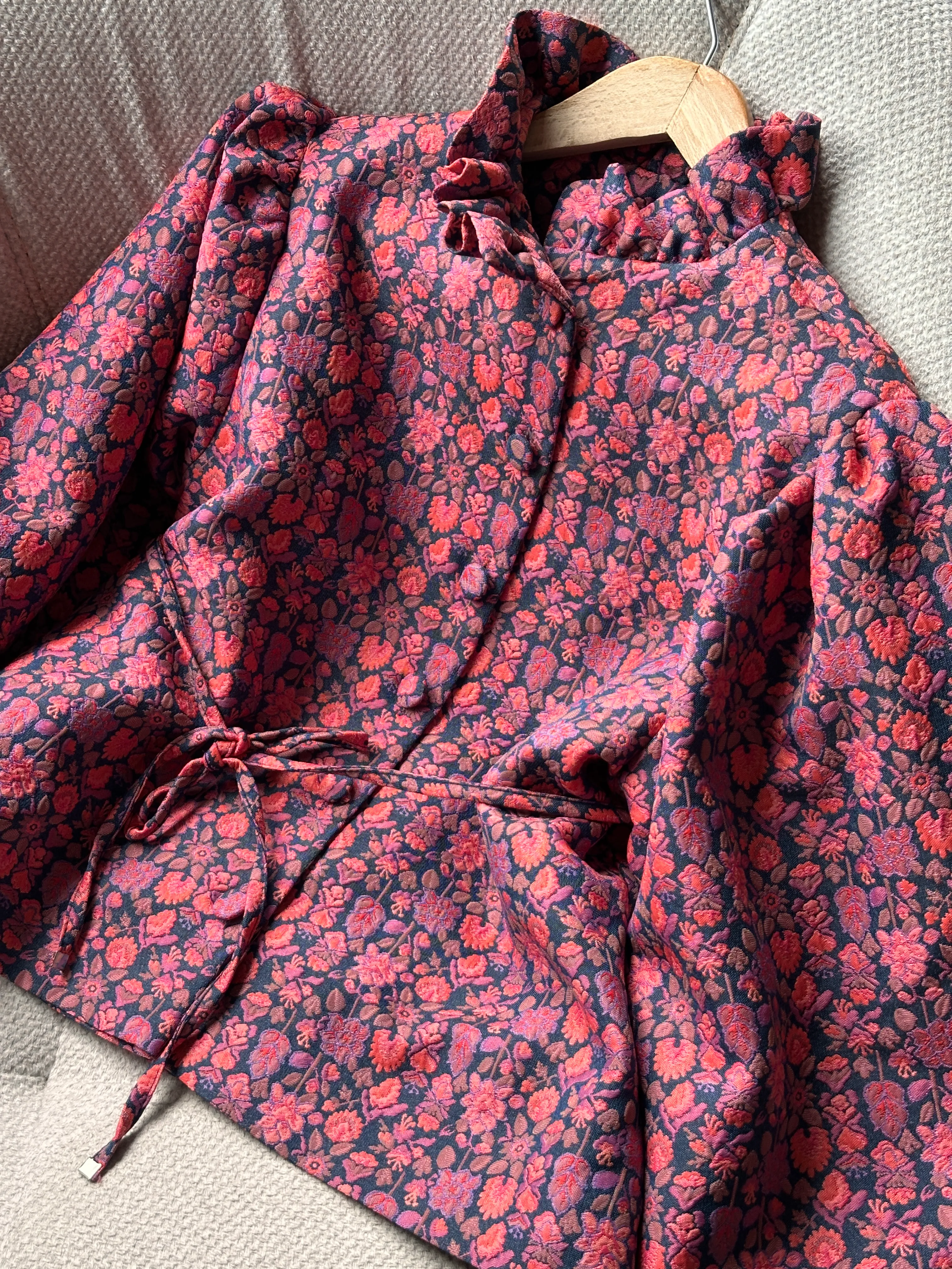 Fırfır Yakalı Çiçek Desenli Jakarlı Ceket