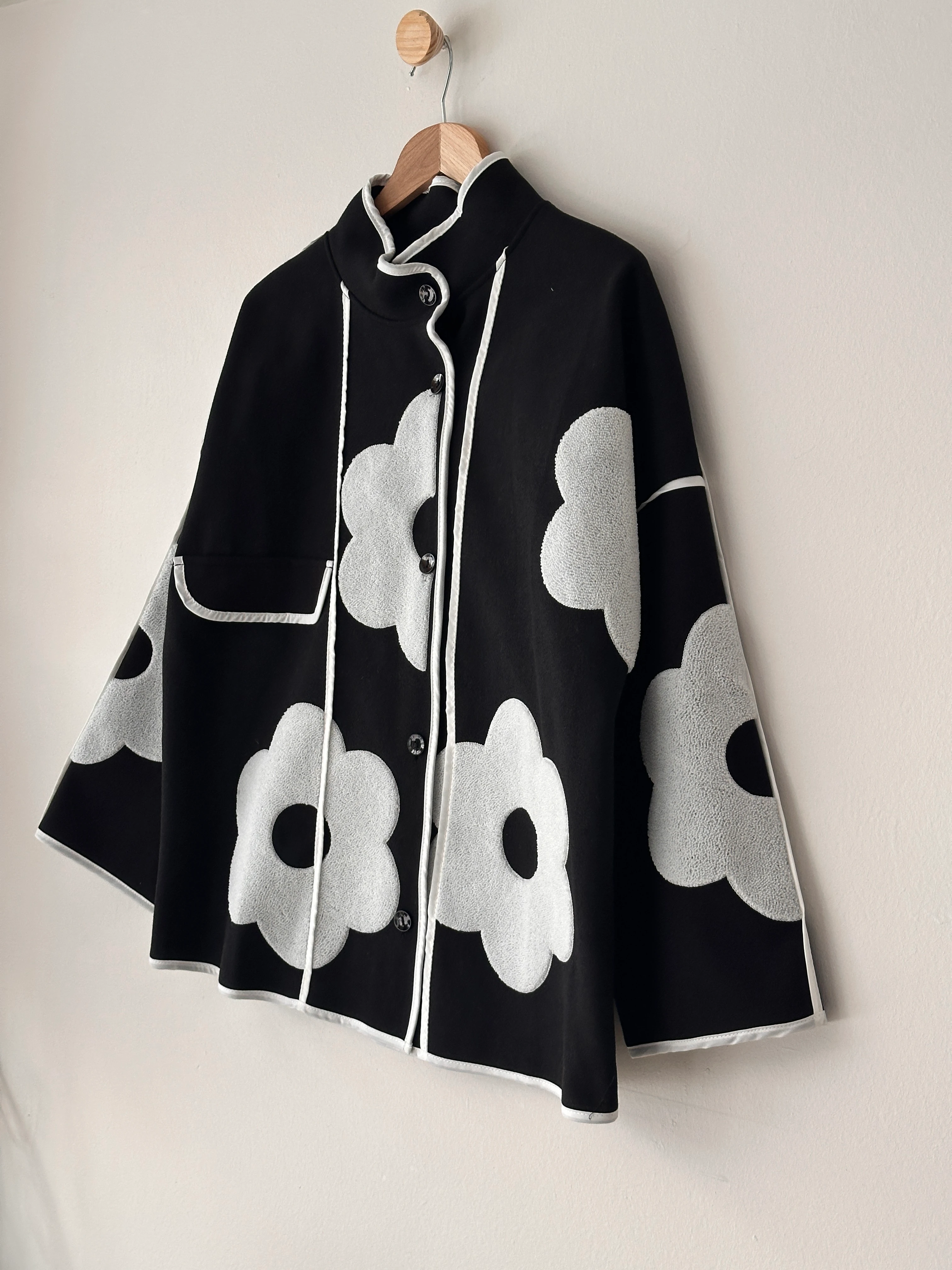 Papatya Desenli Kaşe Ceket