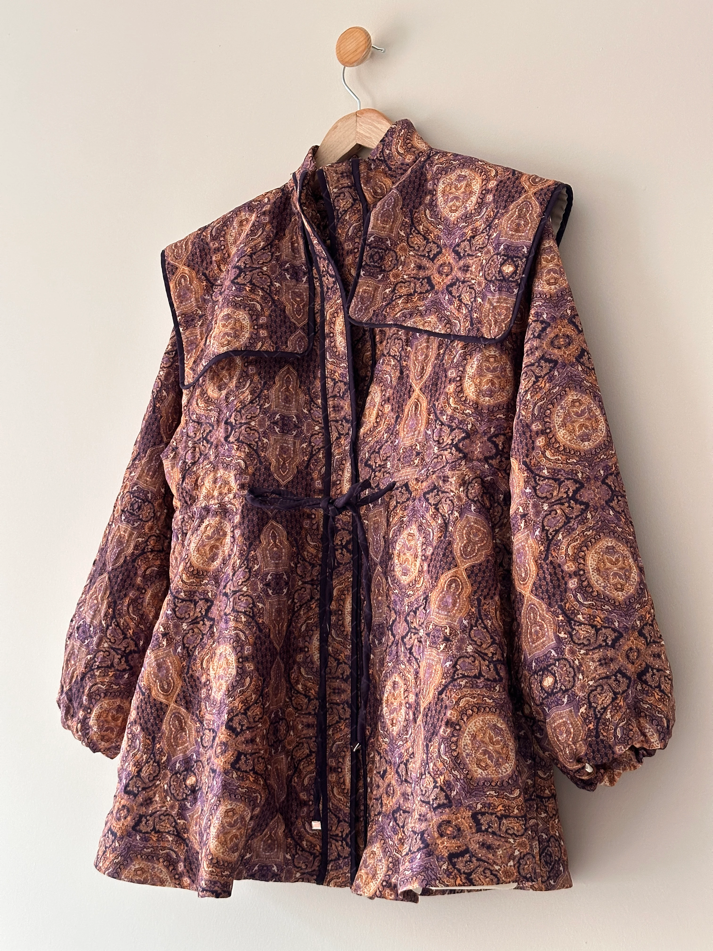 Pelerin Detaylı Beli Büzgülü Kapitone Ceket