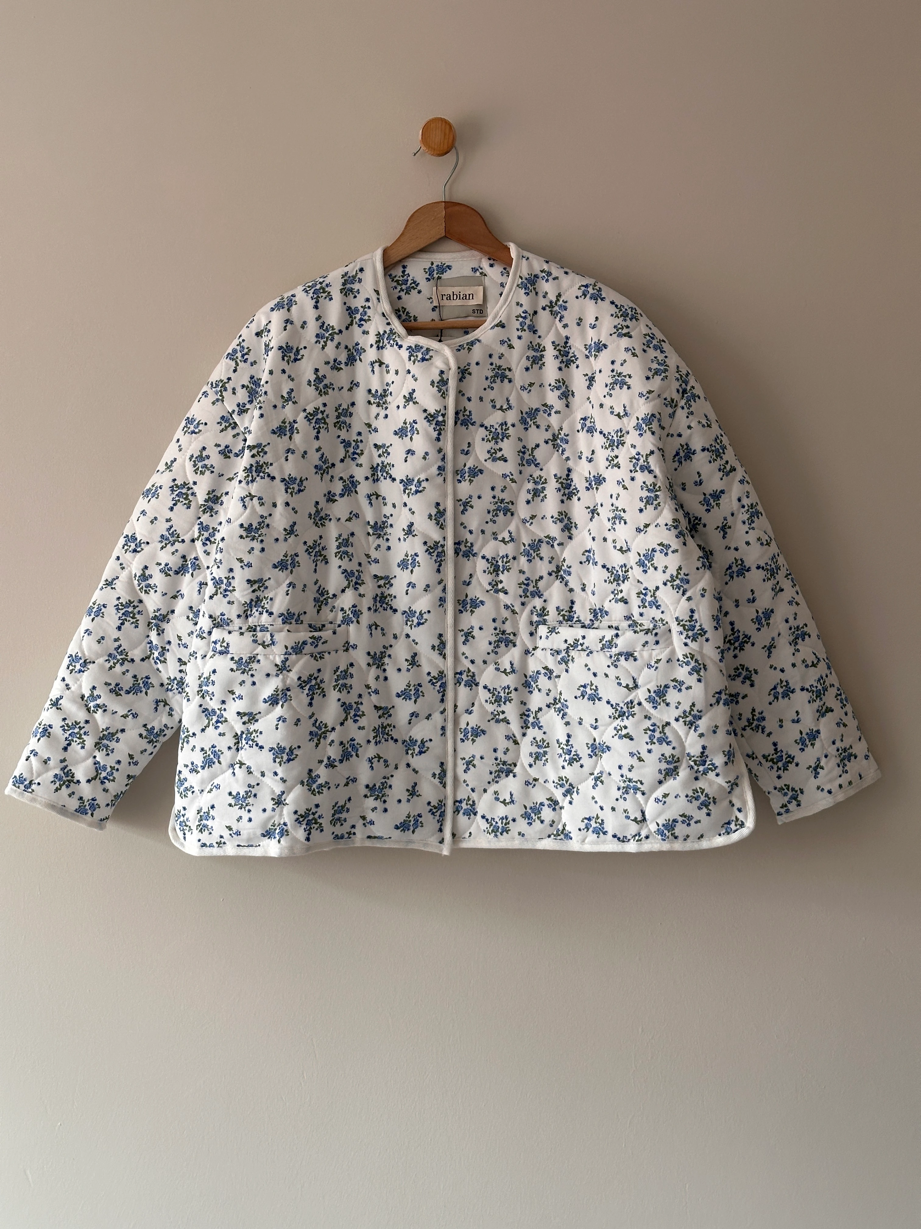 Çiçek Desenli Kapitone Mont - Çanta Hediyeli  - Mavi