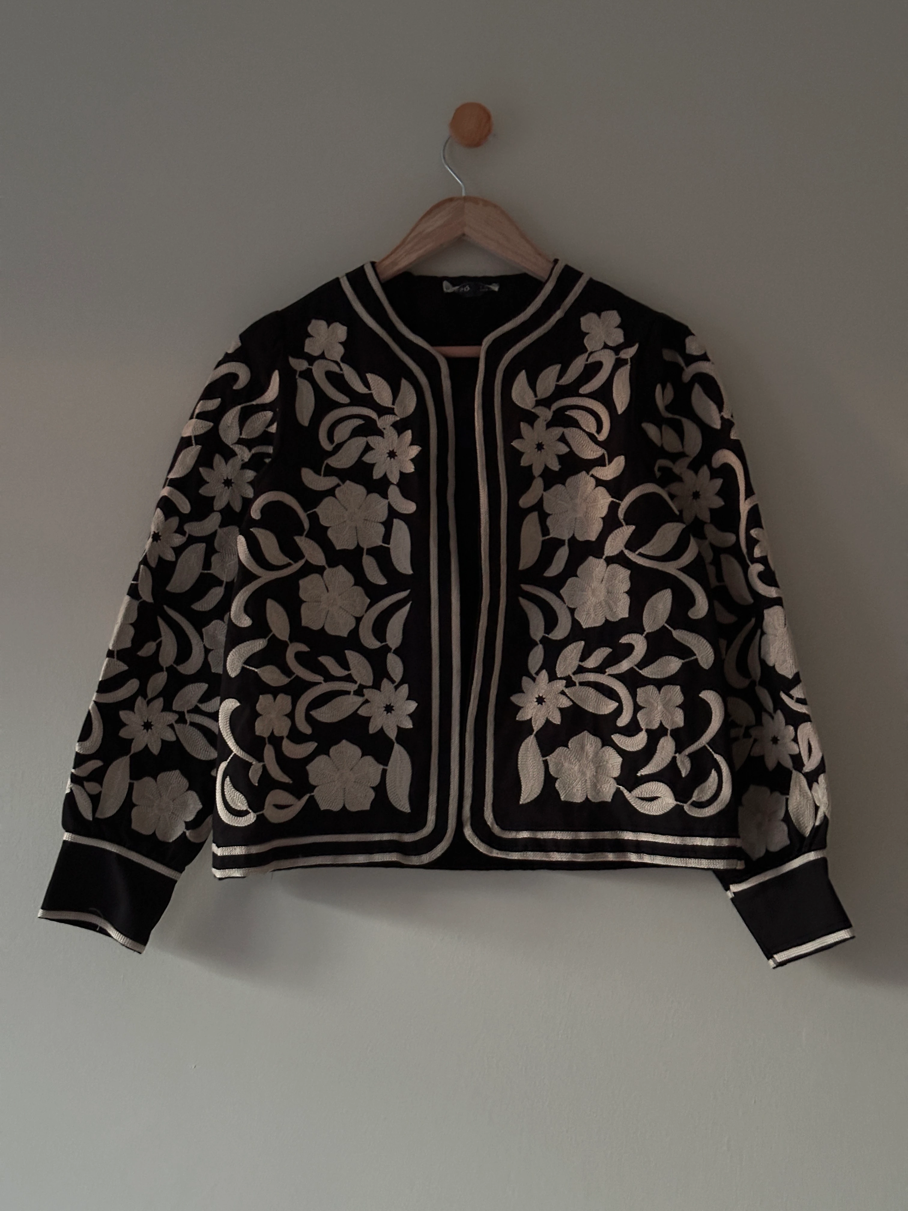 Yıldız ve Çiçek Desenli Nakışlı Ceket - Siyah
