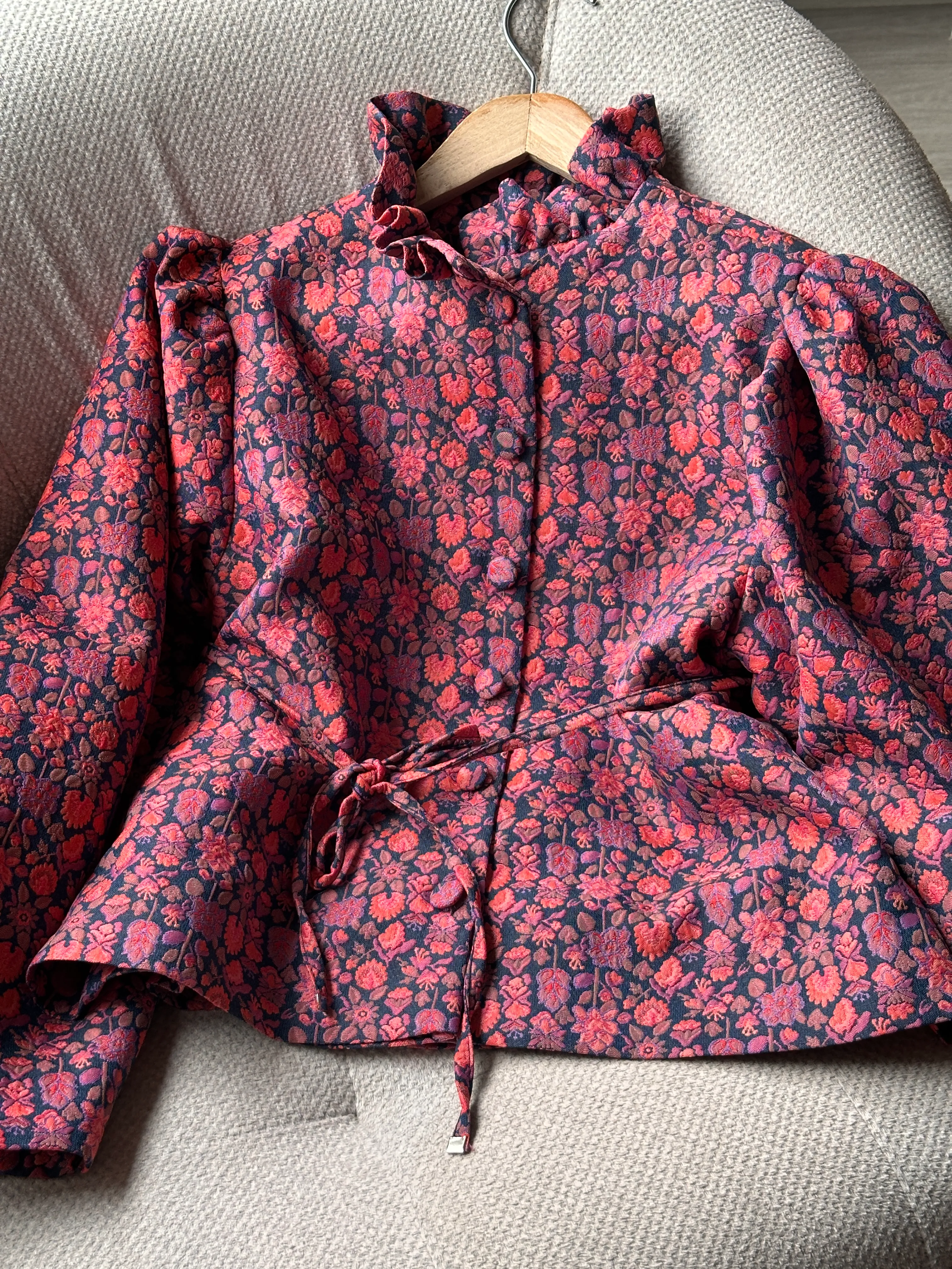 Fırfır Yakalı Çiçek Desenli Jakarlı Ceket