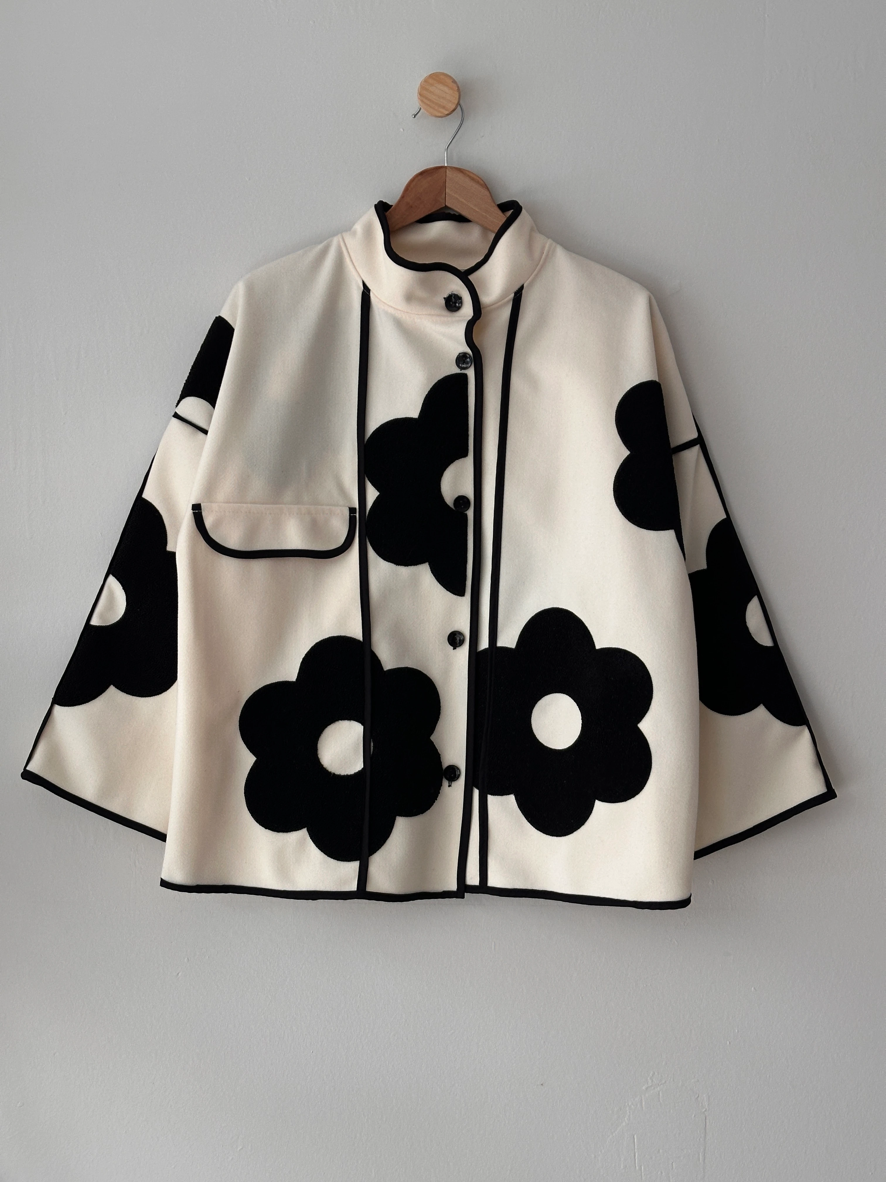 Papatya Desenli Kaşe Ceket - Beyaz