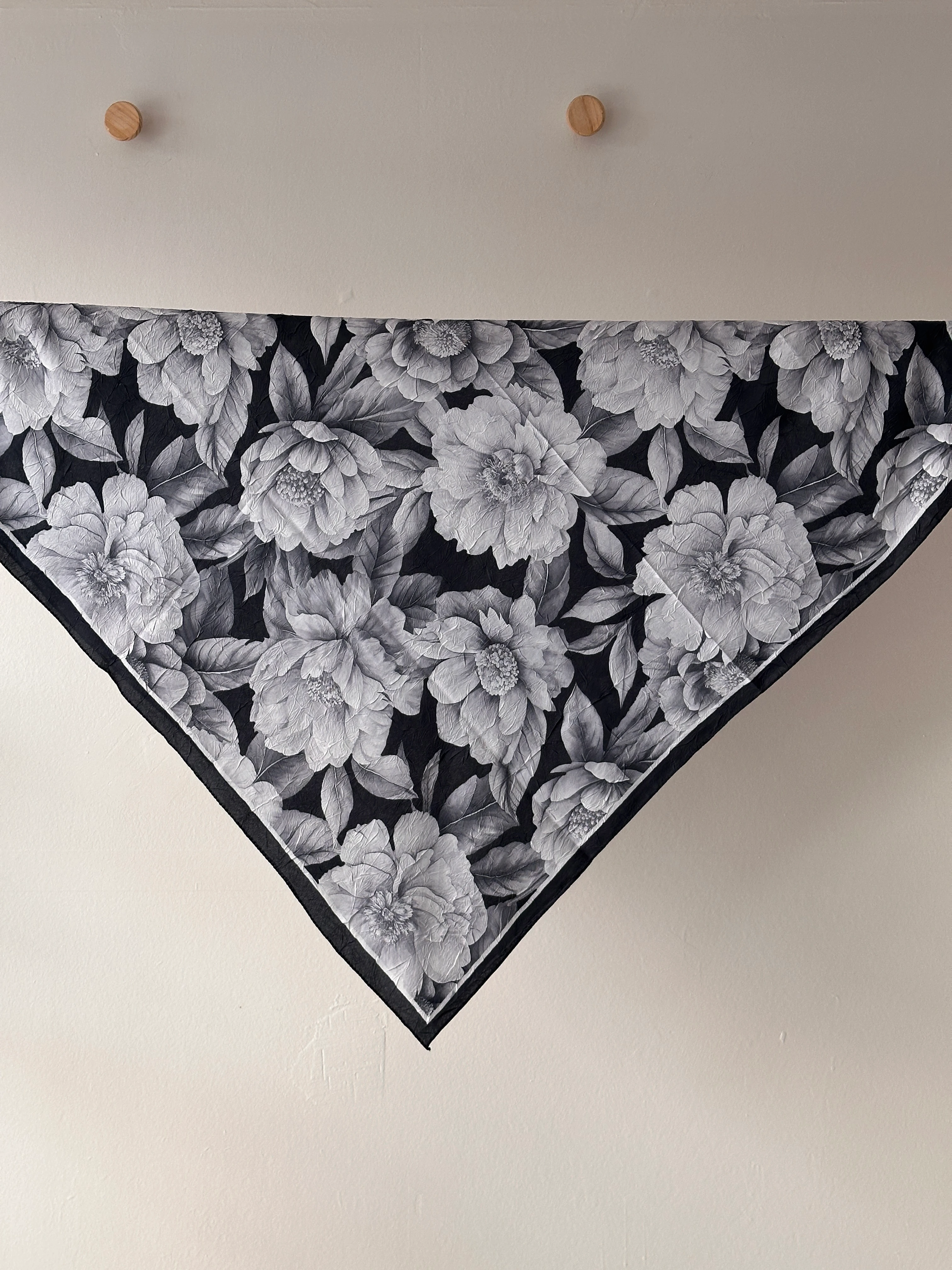 Gül Desenli Bambu Kraş Eşarp - Siyah