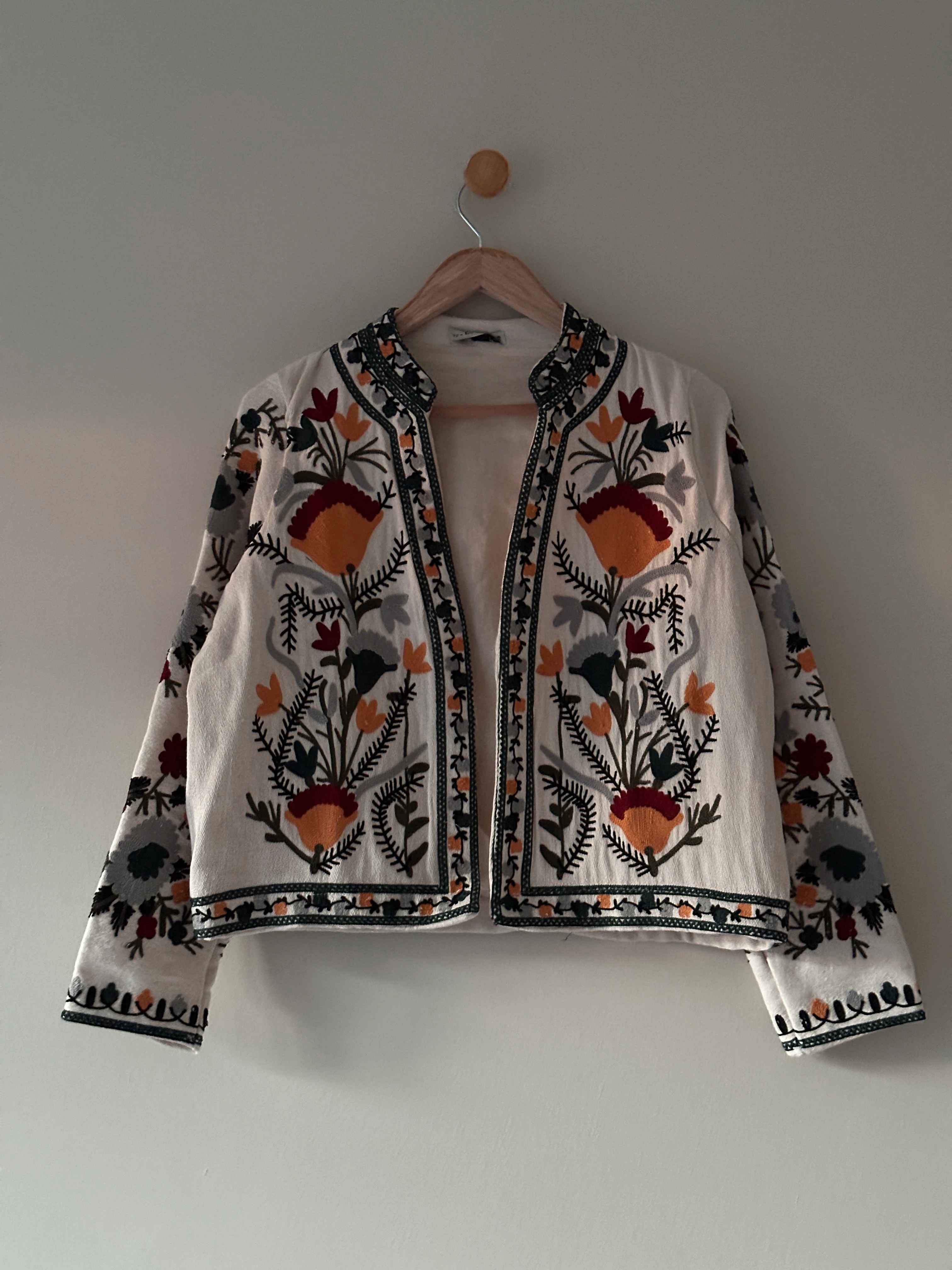 Karışık Çiçek Desenli Nakışlı Ceket