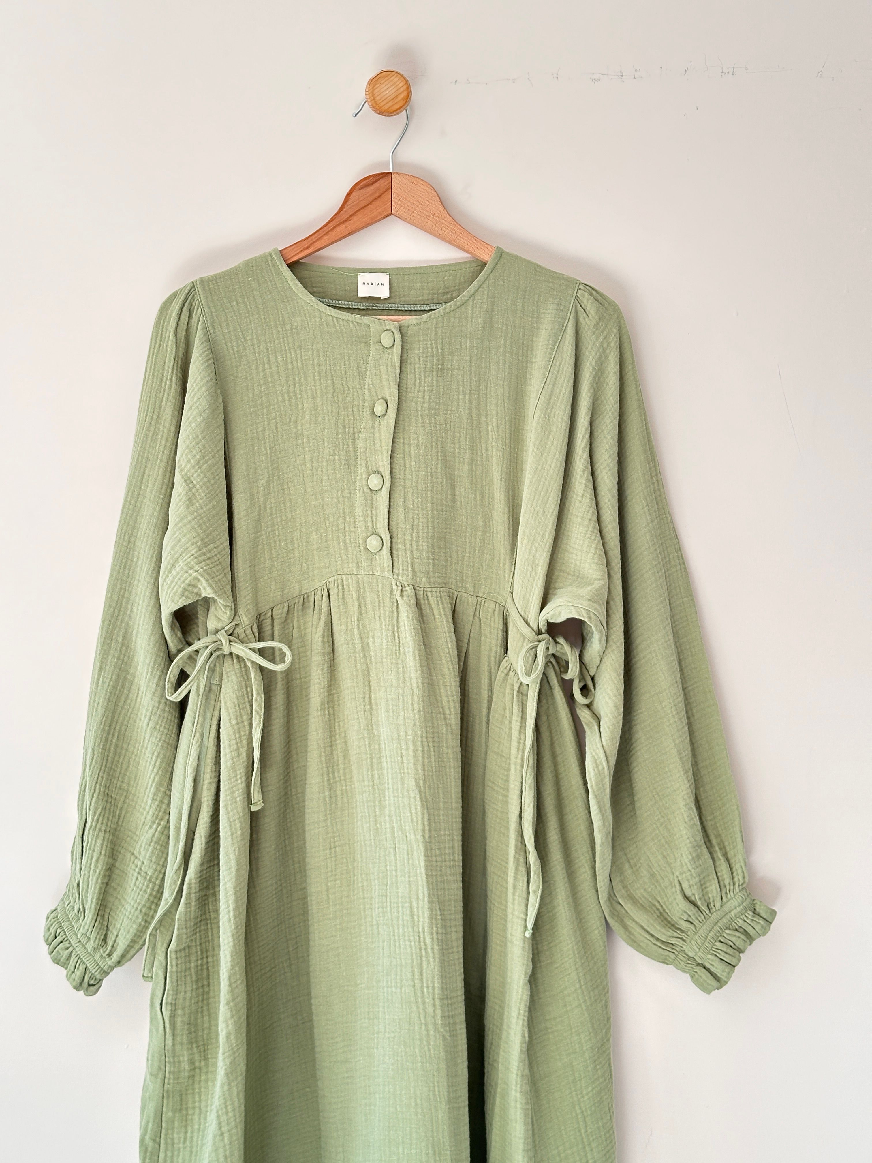 Belden Bağlamalı Müslin Oversize Elbise – Hafif ve Rahat Şıklık