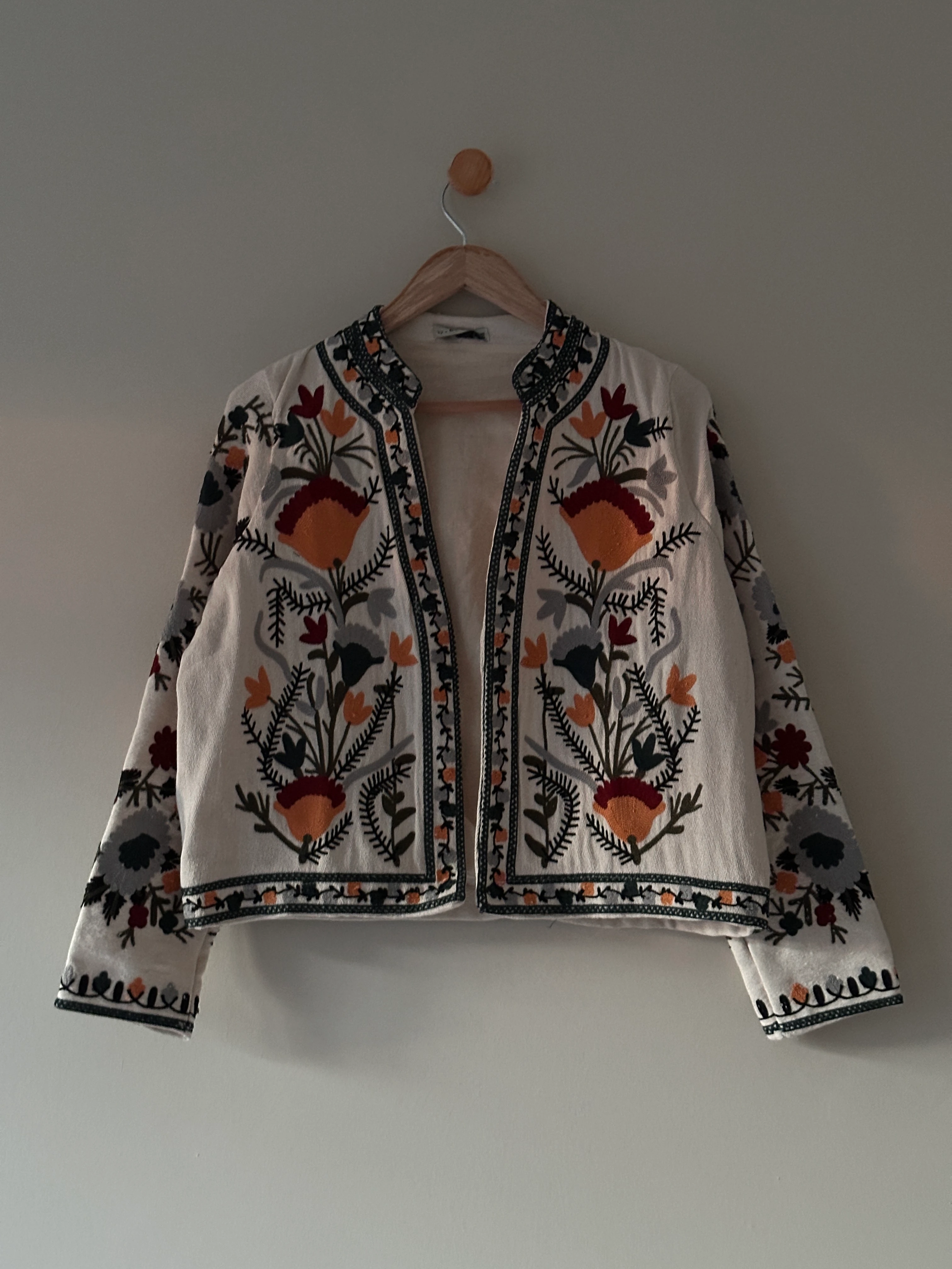 Karışık Çiçek Desenli Nakışlı Ceket - Beyaz