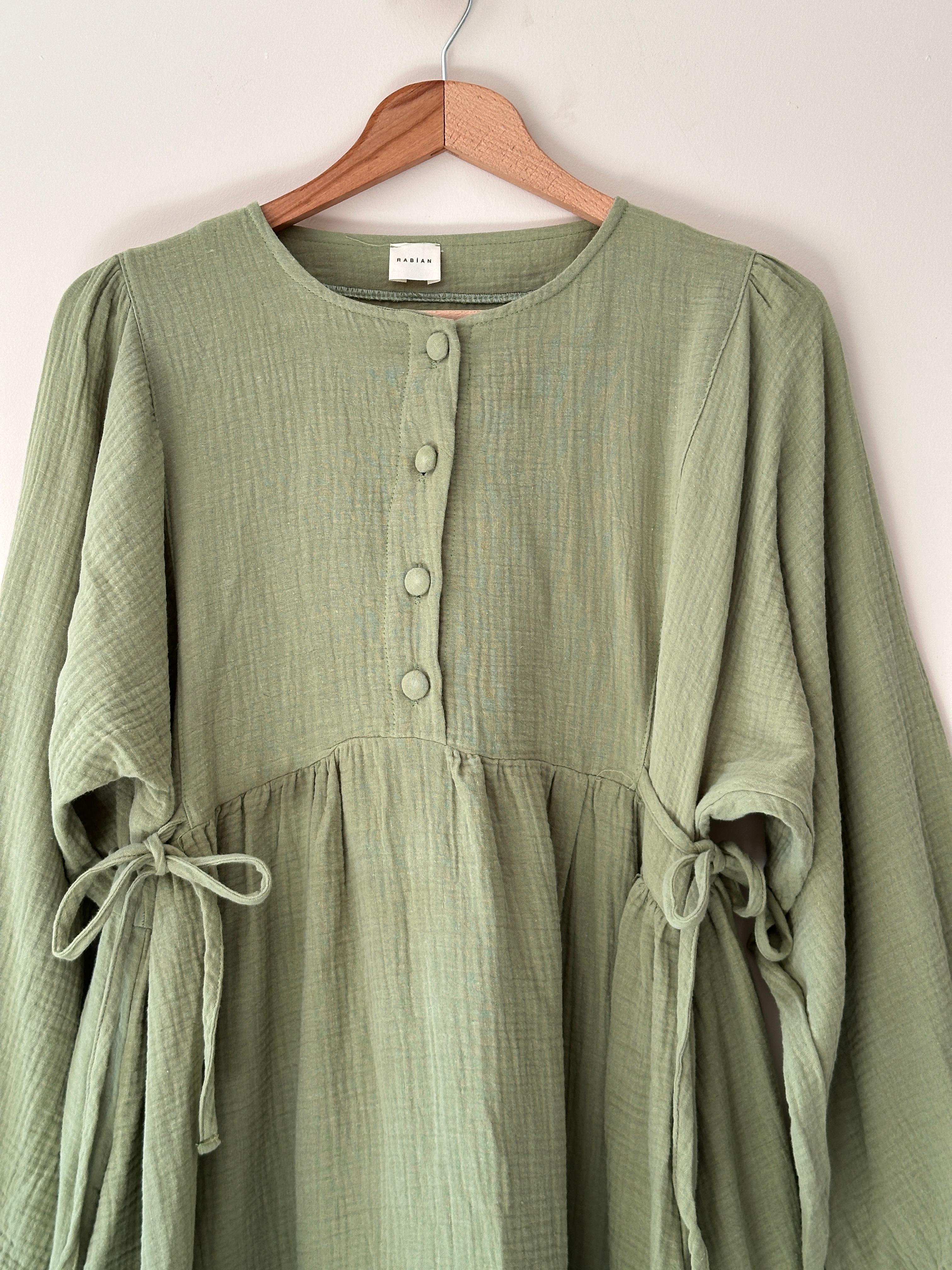 Belden Bağlamalı Müslin Oversize Elbise – Hafif ve Rahat Şıklık